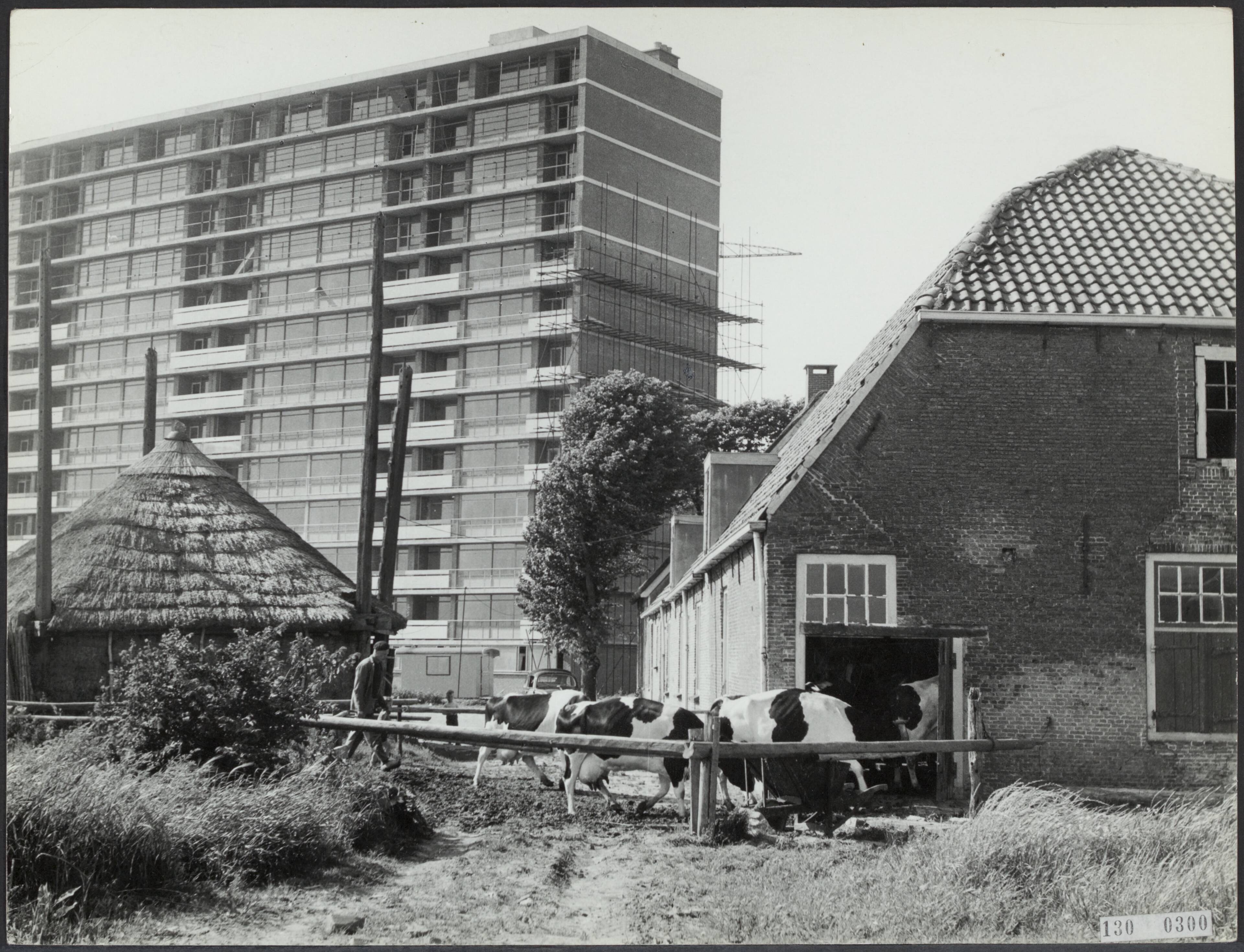 Fotocollectie Rijksvoorlichtingsdienst Eigen — Nieuwe flat met oude boerderij. Rijswijk Zuid-Holland [Boerderij Oud-Ockenburg in de muziekbuurt met op de achtergrond de nieuwbouw flats aan de Ocarinalaan] — Foto: Rijksvoorlichtingsdienst (RVD). Licentie: Set B: Rechtenvrij / Publiek Domein. Bron: Nationaal Archief. http://hdl.handle.net/10648/af4a82f8-d0b4-102d-bcf8-003048976d84