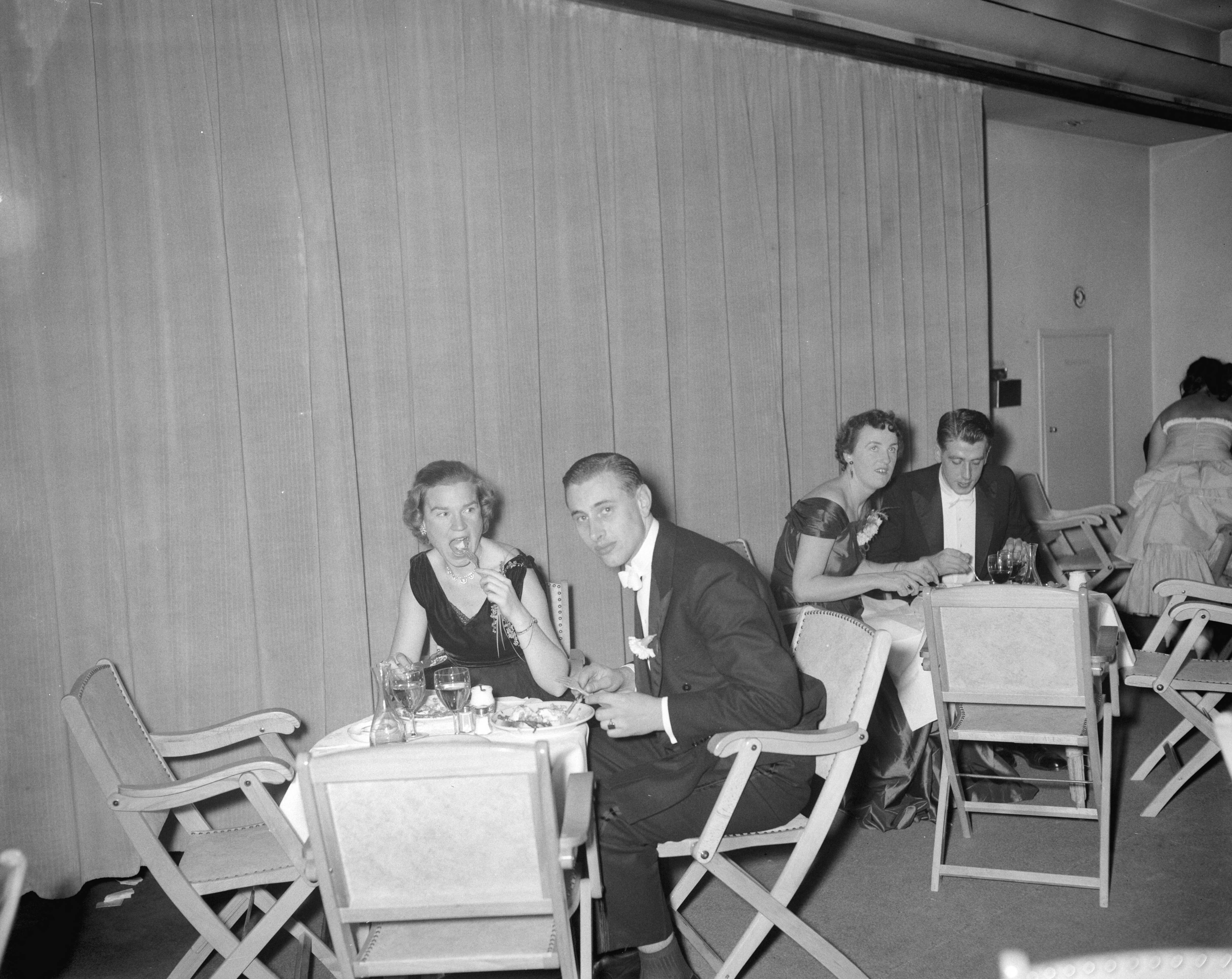Fotocollectie Anefo — Lustrumviering van de tandheelkundige studentenvereniging "John Tomes" te Utrecht — Foto: Bilsen, Joop van / Anefo. Licentie: Set B: Rechtenvrij / Publiek Domein. Bron: Nationaal Archief. http://hdl.handle.net/10648/a96e31fe-d0b4-102d-bcf8-003048976d84