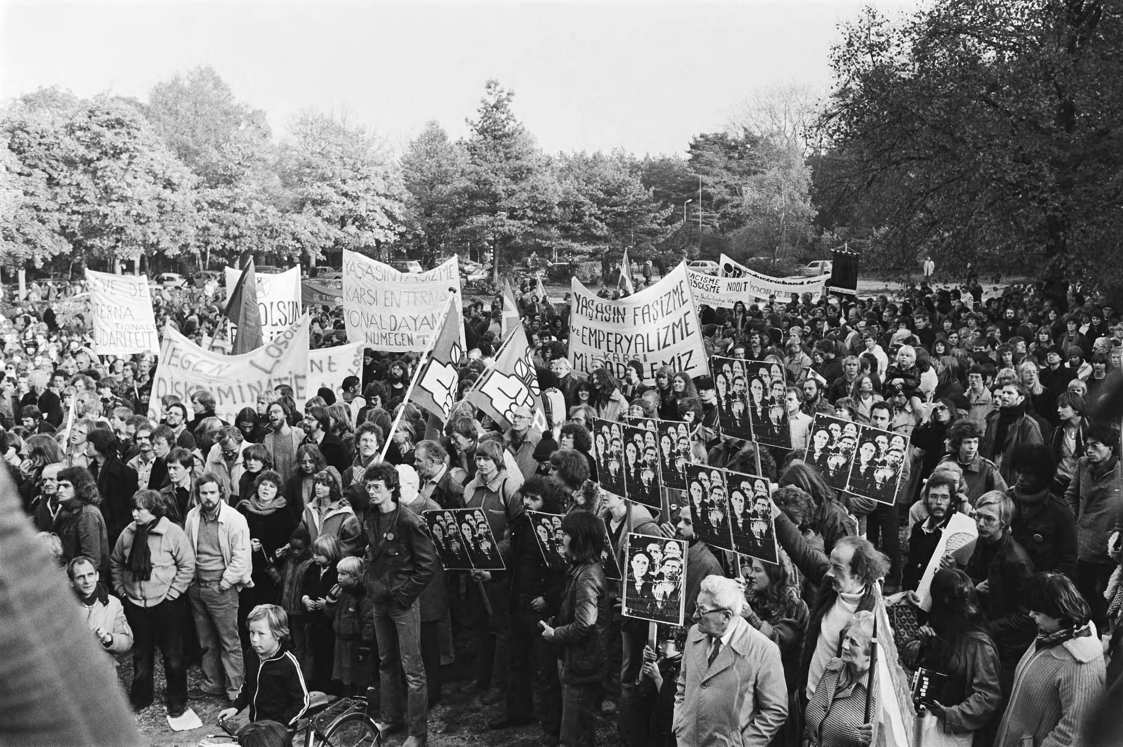 Manifestatie in de bossen van Soestduinen tegen het neofascisme — Demonstranten met spandoeken — Foto: Suyk, Koen / Anefo. Licentie: Set B: Rechtenvrij / Publiek Domein. Bron: Nationaal Archief. http://hdl.handle.net/10648/acd3a55e-d0b4-102d-bcf8-003048976d84