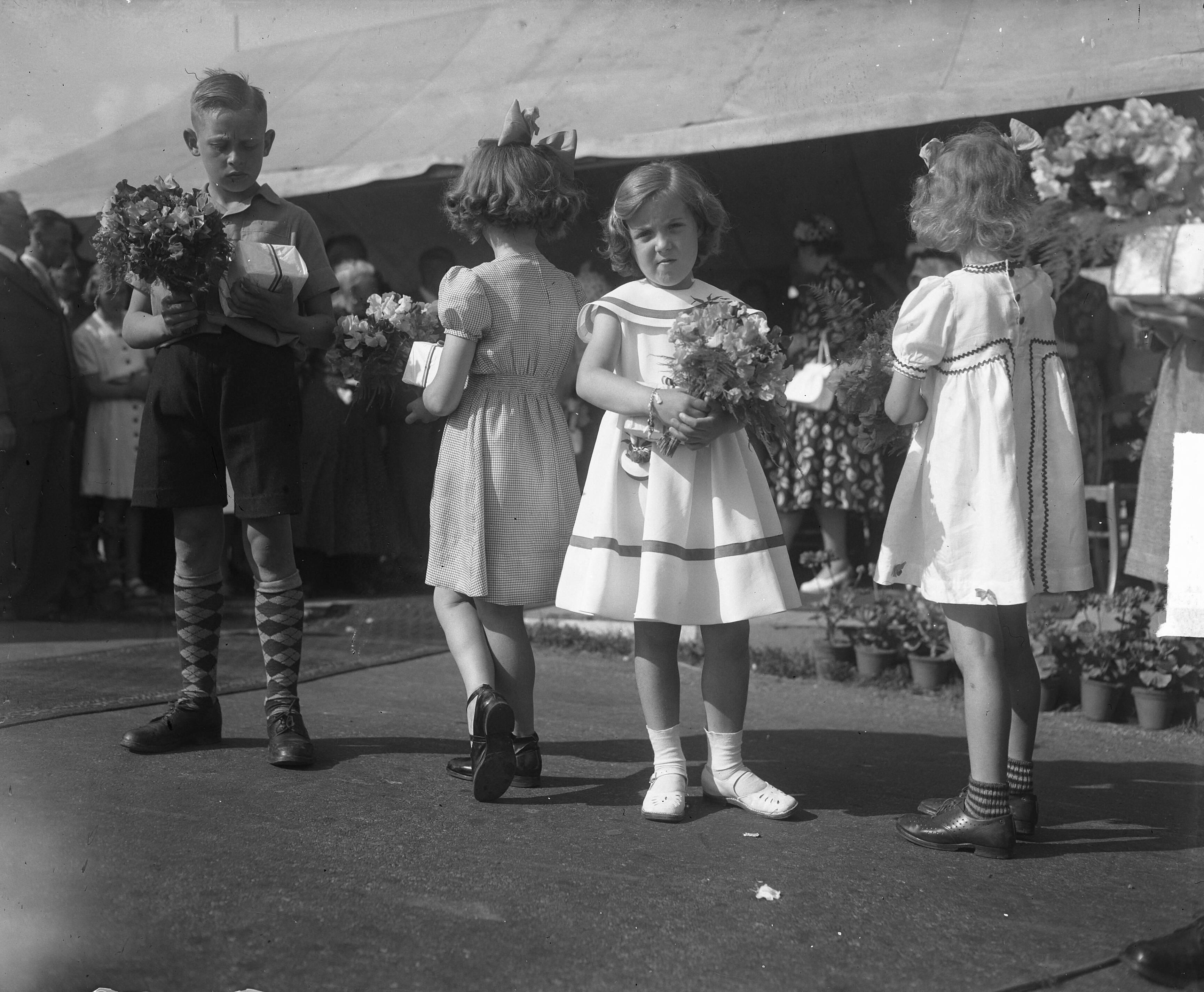 Fotocollectie Anefo — Onthulling monument door Prinses Margriet te Spaarndam. Prinses Margriet met bloemen — Foto: Winterbergen, Rolf / Anefo. Licentie: Set B: Rechtenvrij / Publiek Domein. Bron: Nationaal Archief. http://hdl.handle.net/10648/a8d9a6ba-d0b4-102d-bcf8-003048976d84