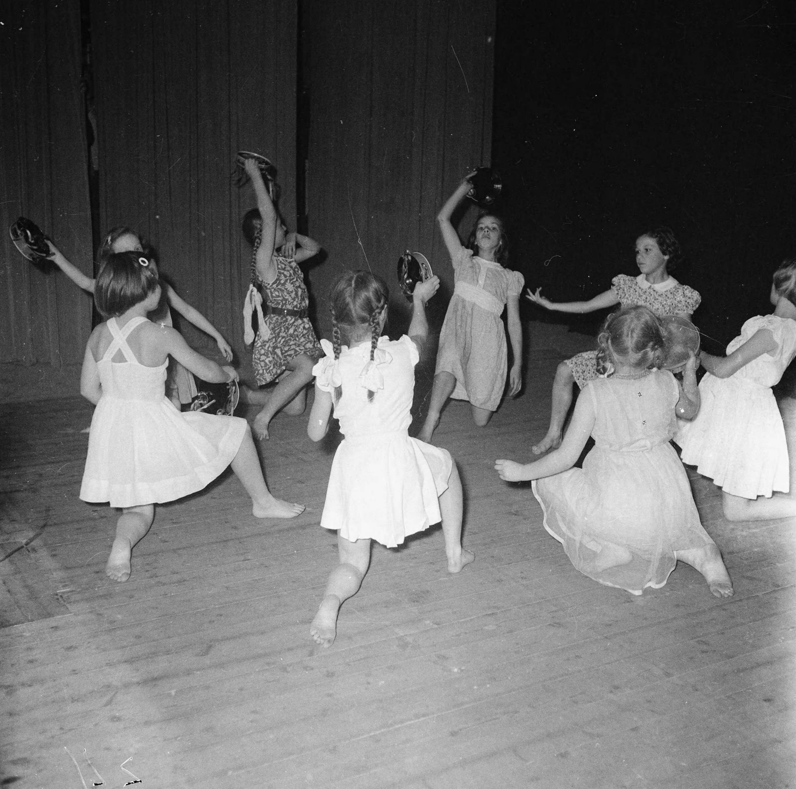 Fotocollectie RVD / Koninklijk Huis — Prinses Margriet tijdens uitvoering ballet in het Plankenierstheater te Huizen, 1952 — Foto: Rousel (repro) / RVD. Licentie: Set B: Rechtenvrij / Publiek Domein. Bron: Nationaal Archief. http://hdl.handle.net/10648/afb8efcc-d0b4-102d-bcf8-003048976d84