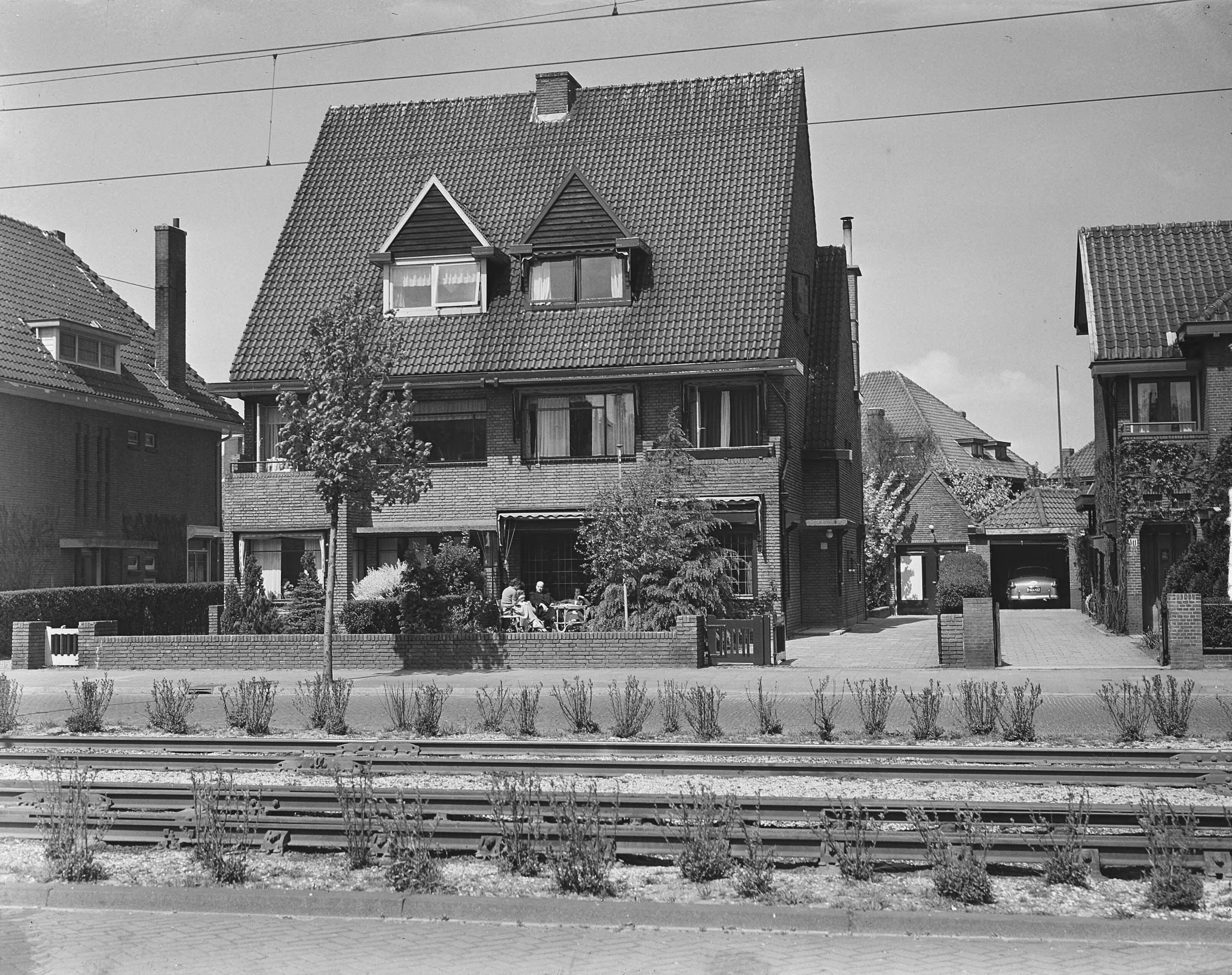 Communiefeest Th. Smulder (Voorburg) — Communiefeest Heer Th. Smulders (Voorburg). Het woonhuis Parkweg 309, Voorburg — Foto: Bilsen, Joop van / Anefo. Licentie: Set B: Rechtenvrij / Publiek Domein. Bron: Nationaal Archief. http://hdl.handle.net/10648/a8e9f7e0-d0b4-102d-bcf8-003048976d84