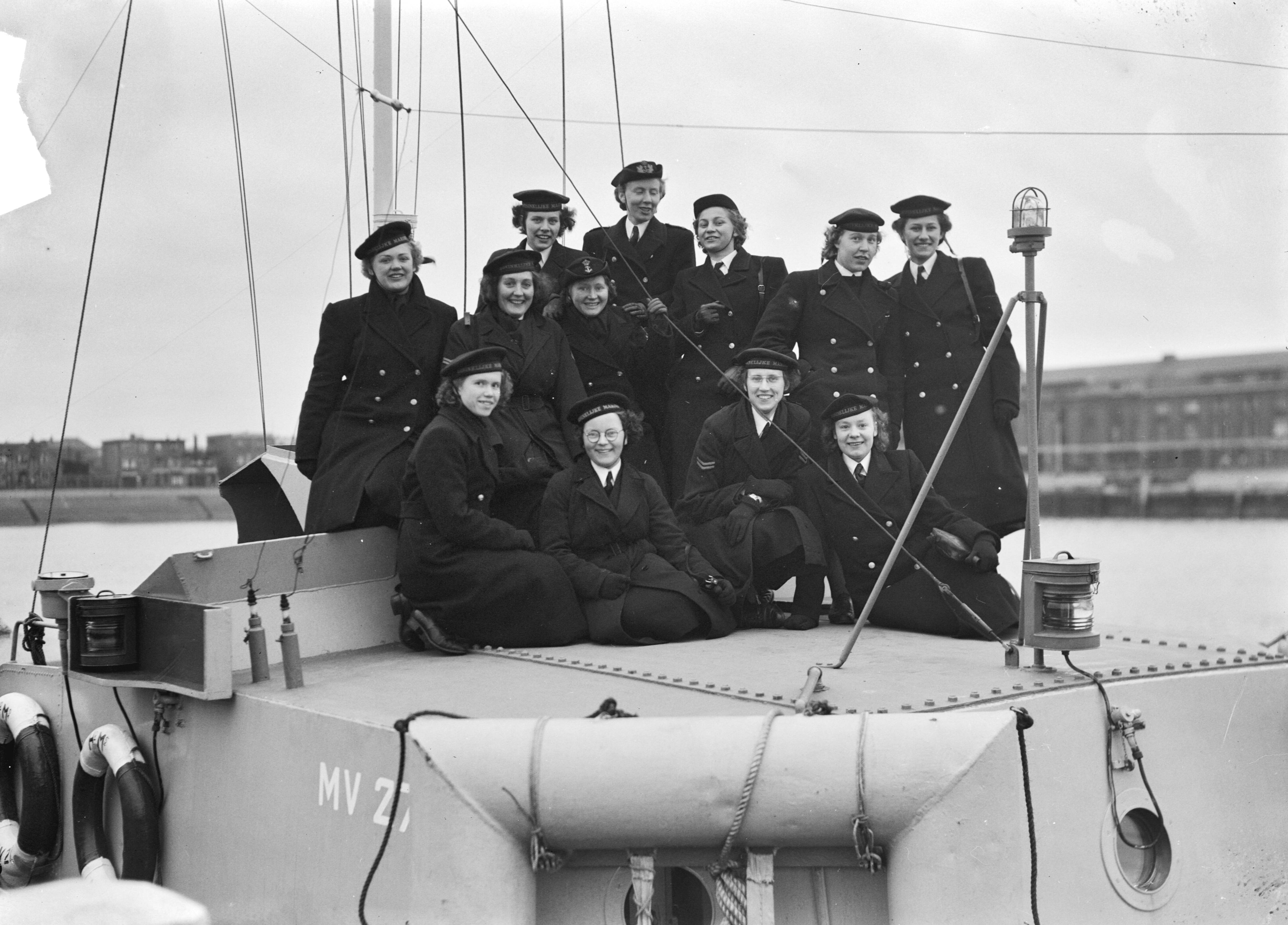 Fotocollectie Anefo — 4 mijnenvegers in de haven van Scheveningen — Foto: Noske, J.D. / Anefo. Licentie: Set B: Rechtenvrij / Publiek Domein. Bron: Nationaal Archief. http://hdl.handle.net/10648/a8d685d4-d0b4-102d-bcf8-003048976d84