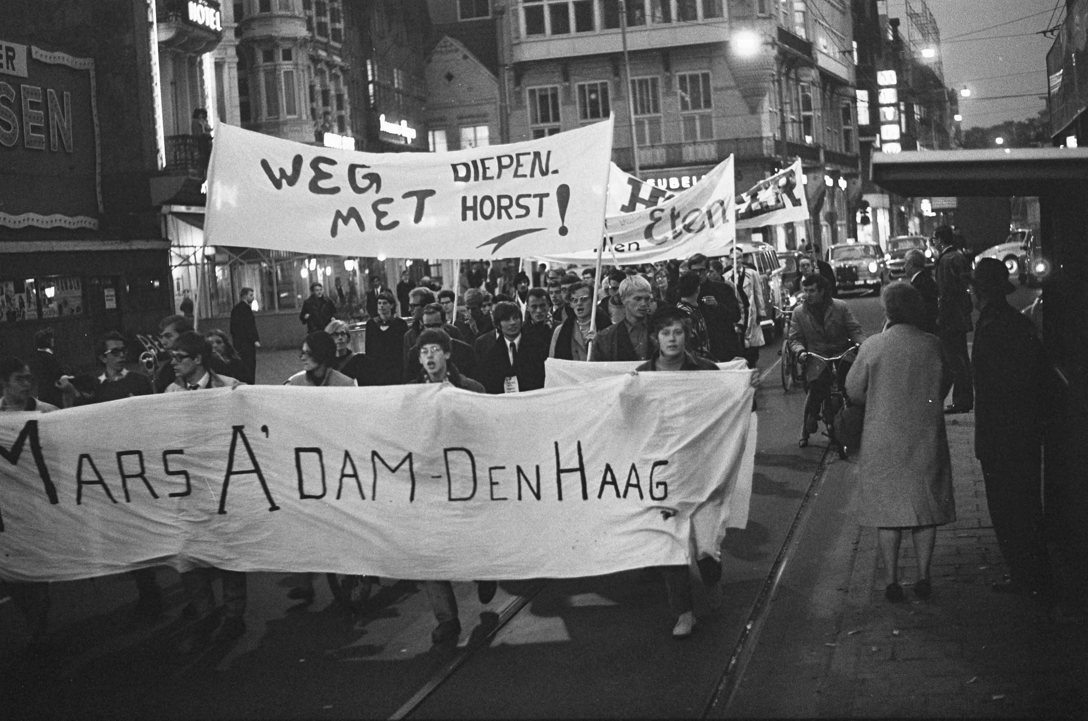 Studentendemonstratie inzake studietoelagen, optocht van Amsterdam naar Den Haag — Betogende studenten lopen met spandoeken met het opschrift: " Weg met Diepenhorst" — Foto: Fotograaf Onbekend / Anefo. Licentie: Set B: Rechtenvrij / Publiek Domein. Bron: Nationaal Archief. http://hdl.handle.net/10648/aafe29d4-d0b4-102d-bcf8-003048976d84