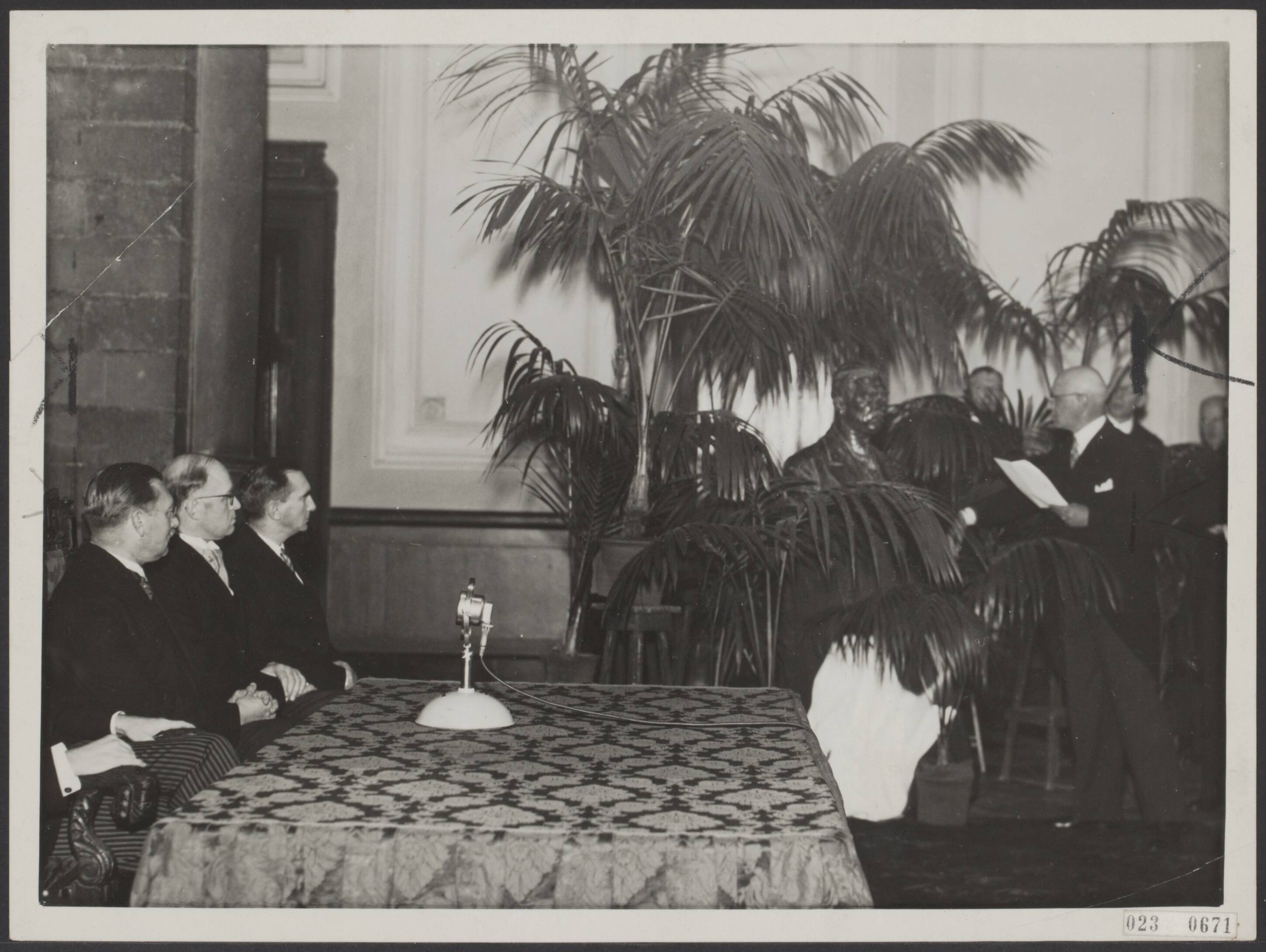 Fotocollectie Elsevier Binnenland — Onthulling borstbeeld van de Nobelprijswinnaar en scheikundige prof. dr. P. Debije in de hal van het stadhuis van Maastricht, door Jules Marie Ignace Schaepkens van Riempst (ook wel: 'J. Schaepkens jr.'), wethouder en locoburgemeester van Maastricht en voorzitter van het comité. Geheel links achter de tafel: prof. dr. P. Debije — Foto: N.V. Polygoon. Licentie: Set B: Rechtenvrij / Publiek Domein. Bron: Nationaal Archief. http://hdl.handle.net/10648/add531e8-d0b4-102d-bcf8-003048976d84