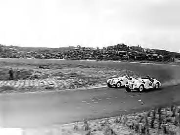 Fotocollectie Anefo — Auto- en motorraces op het circuit van Zandvoort. 2 auto's — Foto: Merk, Ben / Anefo. Licentie: Set B: Rechtenvrij / Publiek Domein. Bron: Nationaal Archief. http://hdl.handle.net/10648/a8c9ca6a-d0b4-102d-bcf8-003048976d84