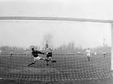 Fotocollectie Anefo — Voetbal. ADO tegen Sparta 1-6. Spelmoment, doelman Kok (ADO) wordt gepasseerd door Daniëls (Sparta) 1-0 — Foto: Pot, Harry / Anefo. Licentie: Set B: Rechtenvrij / Publiek Domein. Bron: Nationaal Archief. http://hdl.handle.net/10648/a98965f0-d0b4-102d-bcf8-003048976d84