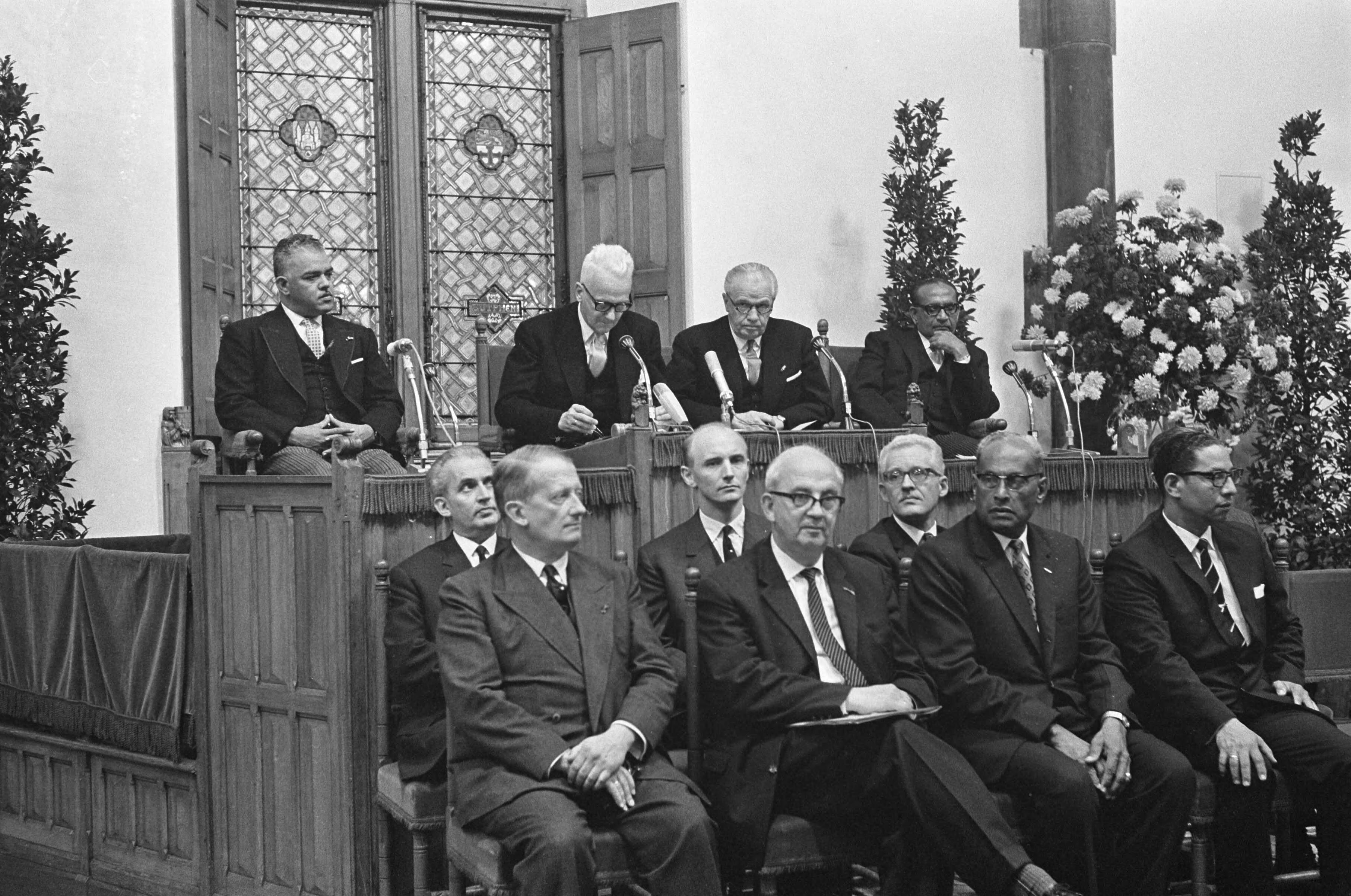 Alle kamervoorzitters van het Verenigd Koninkrijk in vergadering bijeen — Ridderzaal|Koninkrijksraad|Koninkrijkscommissie|Den Haag|Zuid-Holland|politiek |voorzitters |vergaderingen — Foto: Fotograaf Onbekend / Anefo. Licentie: Set B: Rechtenvrij / Publiek Domein. Bron: Nationaal Archief. http://hdl.handle.net/10648/ab01a67c-d0b4-102d-bcf8-003048976d84