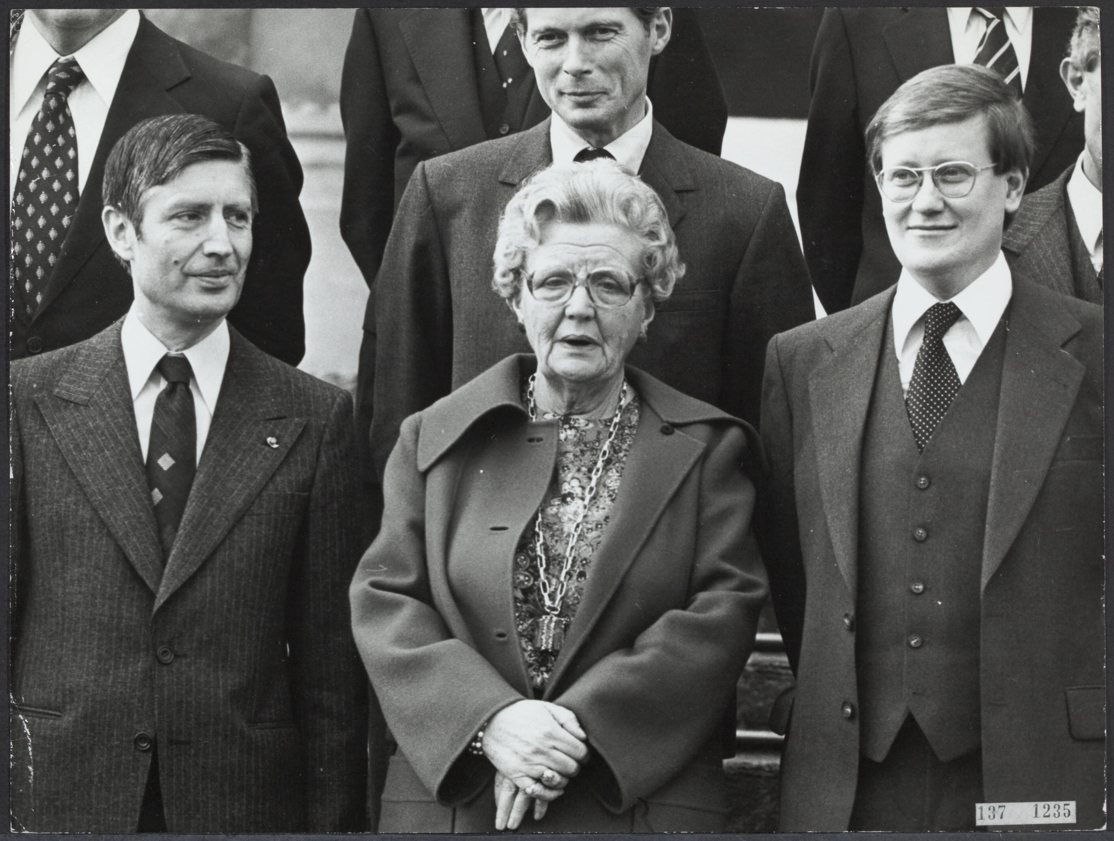 Actualiteiten [RVD] — Presentatie kabinet Van Agt op paleis Soestdijk. Vlnr. premier Van Agt, koningin Juliana, vice-premier Wiegel — Foto: Verhoeff, Bert / Anefo. Licentie: Set B: Rechtenvrij / Publiek Domein. Bron: Nationaal Archief. http://hdl.handle.net/10648/af6b9984-d0b4-102d-bcf8-003048976d84
