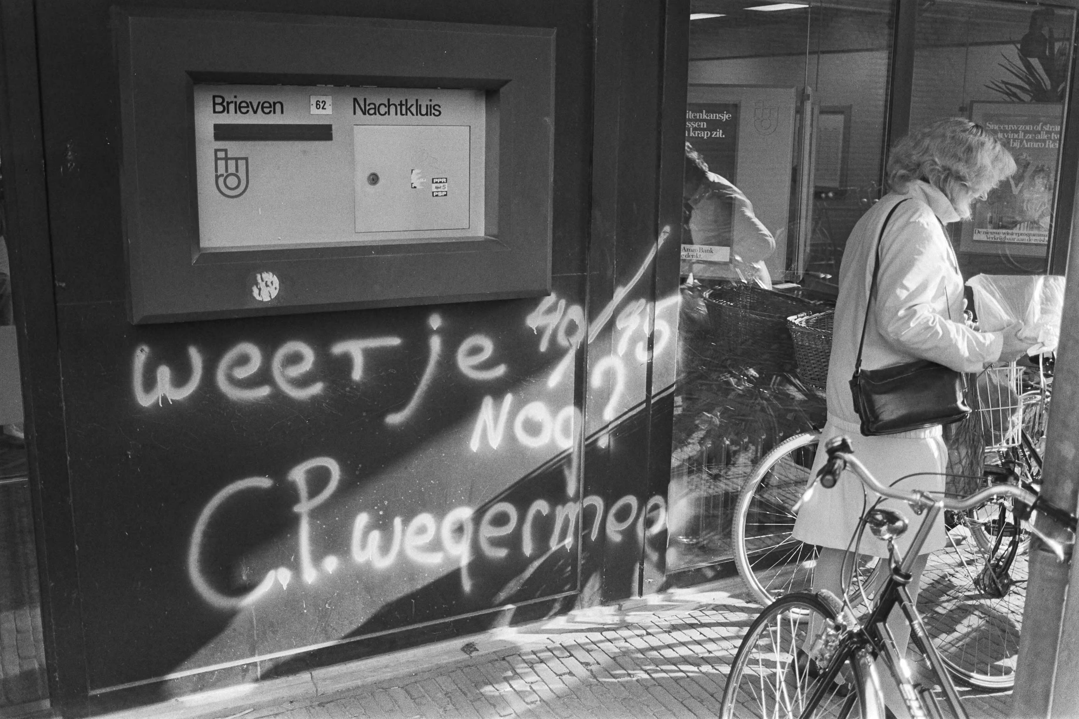 Leuzen op muren tegen Centrumpartij in Almere na gemeenteraadsverkiezingen — verkiezingen|gevels|politieke partijen|vandalisme|rechts-extremisme|Centrumpartij|Almere|Flevoland — Foto: Antonisse, Marcel / Anefo. Licentie: Set B: Rechtenvrij / Publiek Domein. Bron: Nationaal Archief. http://hdl.handle.net/10648/ad2e4298-d0b4-102d-bcf8-003048976d84