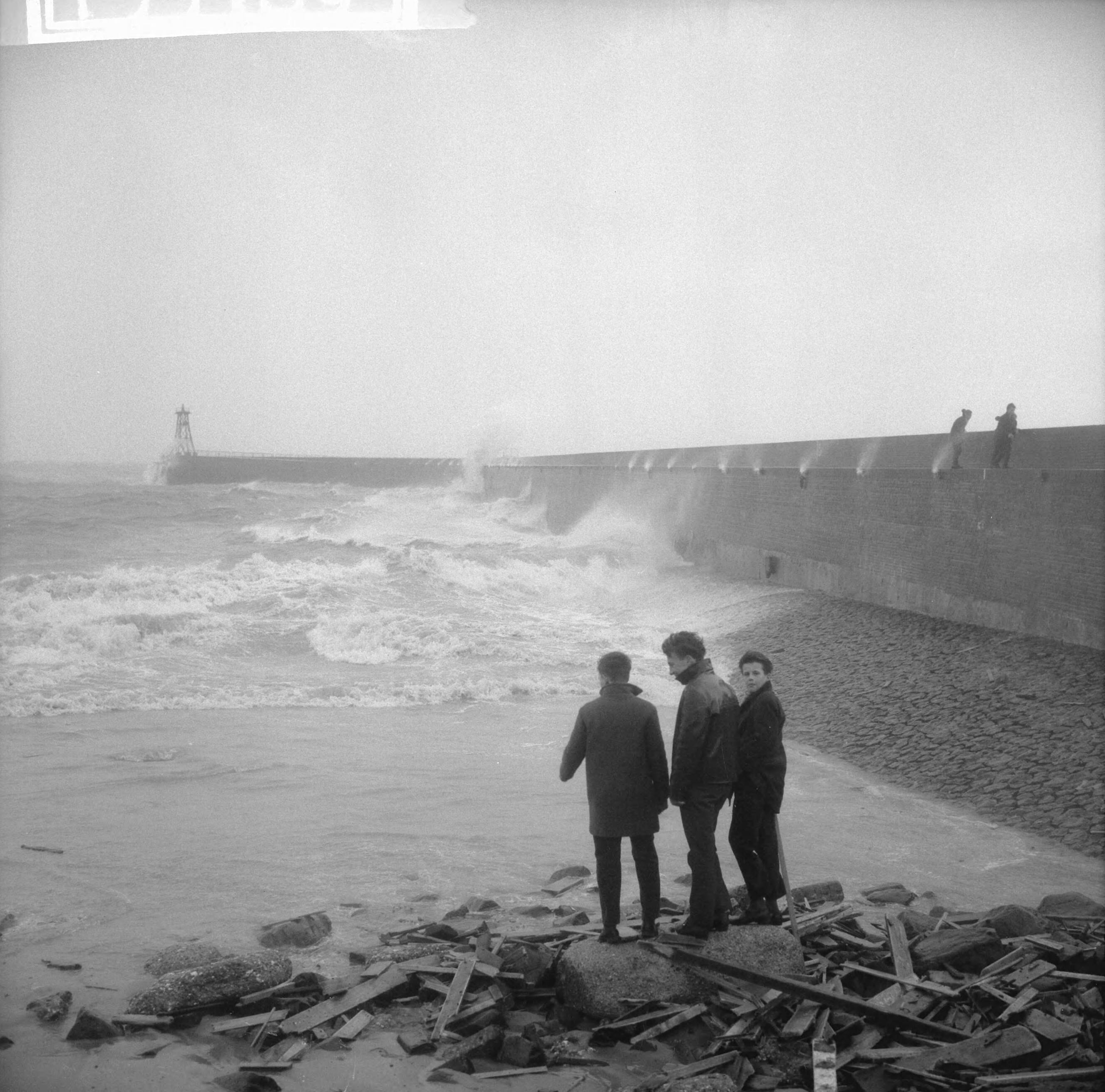 Fotocollectie Anefo — Windkracht 12 in Scheveningen — Foto: Koch, Eric / Anefo. Licentie: Set B: Rechtenvrij / Publiek Domein. Bron: Nationaal Archief. http://hdl.handle.net/10648/a9f8a672-d0b4-102d-bcf8-003048976d84