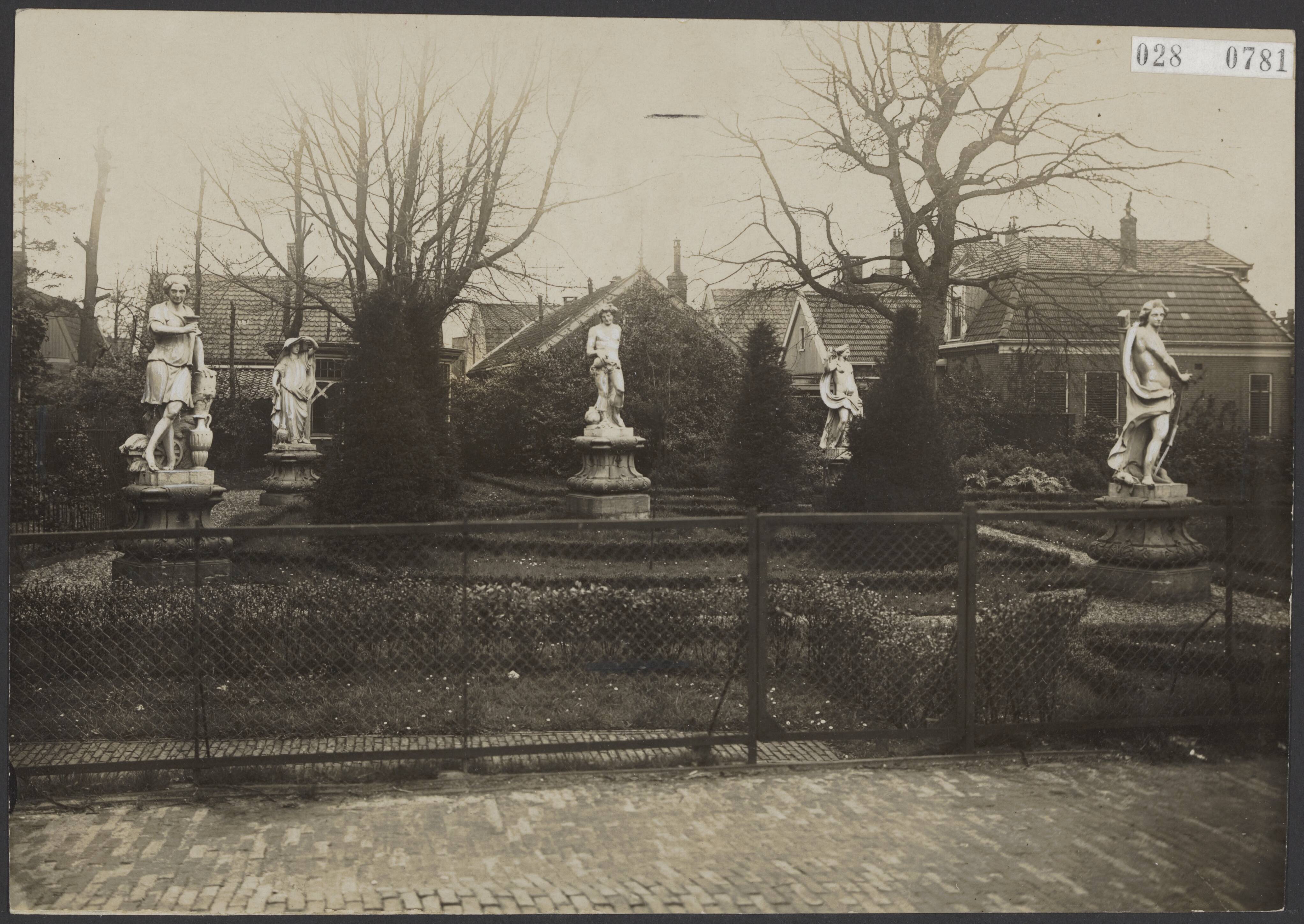 Fotocollectie Elsevier Binnenland — Zaandijk. Tuin met 2 tot 5 meter hoge 17e eeuwse beelden, voorstellende ochtend, middag, avond en nacht, in het midden Bacchus — Foto: Fotopersbureau "Holland". Licentie: Set B: Rechtenvrij / Publiek Domein. Bron: Nationaal Archief. http://hdl.handle.net/10648/added46e-d0b4-102d-bcf8-003048976d84