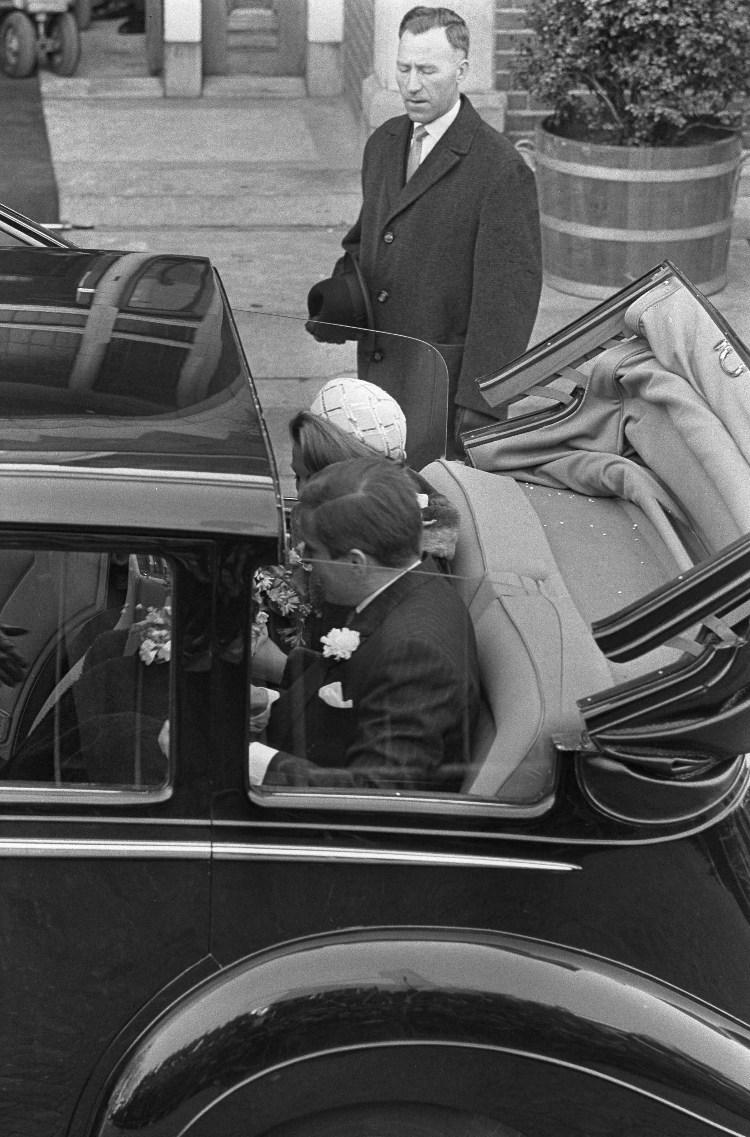 Fotocollectie Anefo — Ondertrouw prinses Beatrix en Claus in Baarn, prinses Beatrix en Claus bij vertrek uit Baarn voor een rit per hofauto naar Den Haag — Foto: Combinatie 6 / Anefo. Licentie: Set B: Rechtenvrij / Publiek Domein. Bron: Nationaal Archief. http://hdl.handle.net/10648/aadb1192-d0b4-102d-bcf8-003048976d84