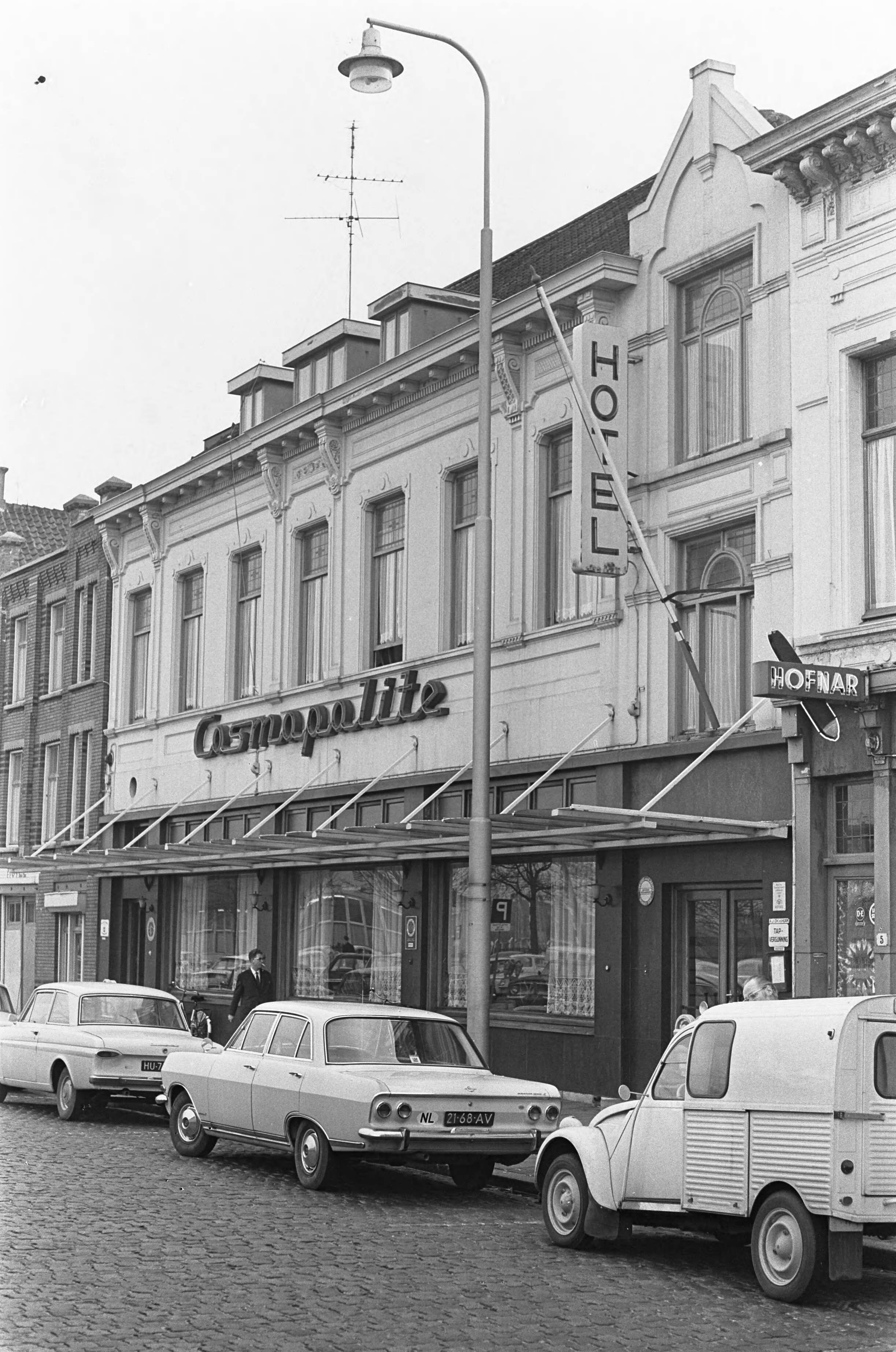 Fotocollectie Anefo — Huwelijk Kotälla, hotel Cosmopoliet te Breda, waar mejuffrouw Samol logeert als ze Kotälla bezoekt — Foto: Merk, Ben / Anefo. Licentie: Set B: Rechtenvrij / Publiek Domein. Bron: Nationaal Archief. http://hdl.handle.net/10648/ab09c24e-d0b4-102d-bcf8-003048976d84