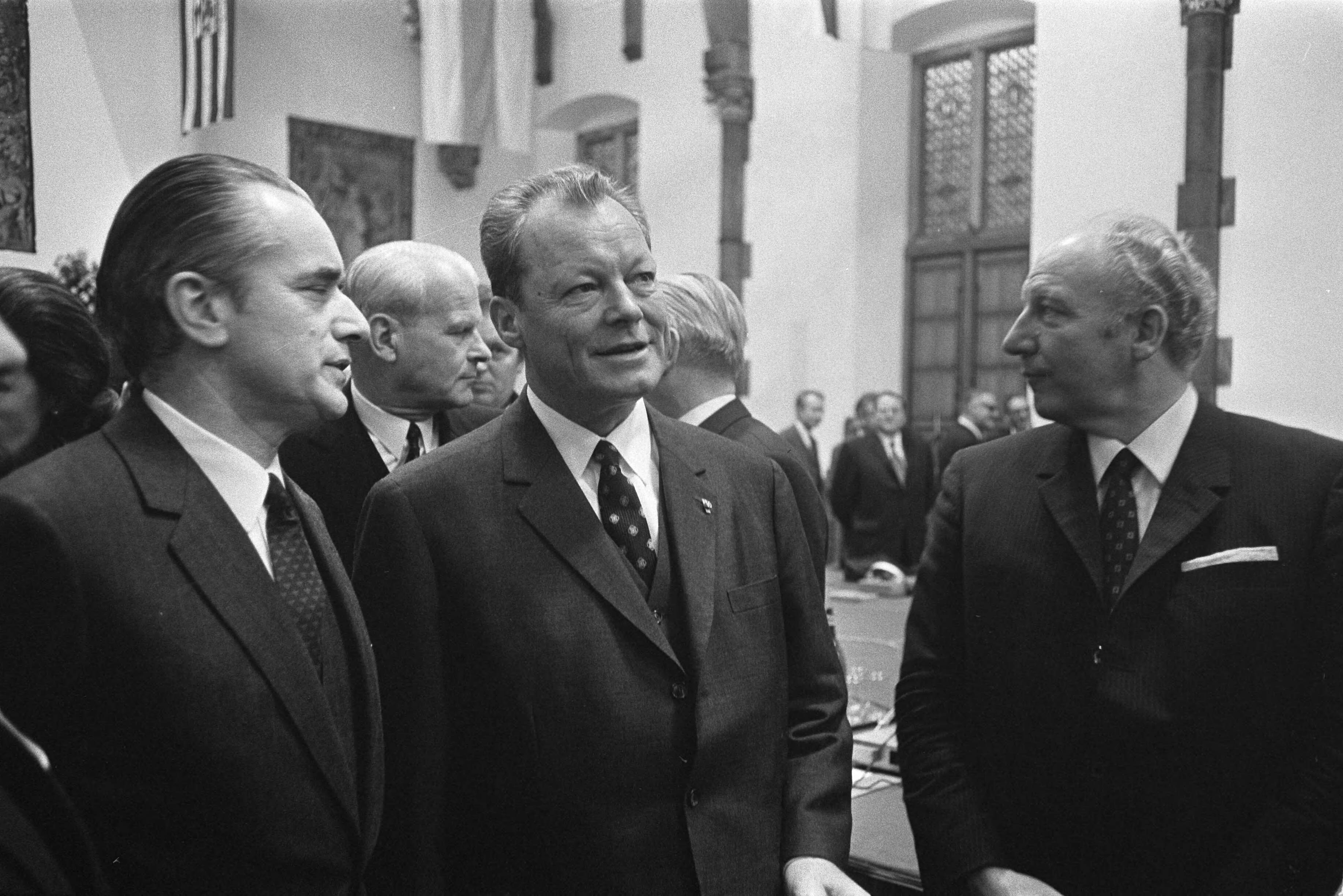 Fotocollectie Anefo — EEG-Topconferentie in Den Haag . Opening. Nummers 8a.9a Chaban Delmas , Brandt en Scheel — Foto: Koch, Eric / Anefo. Licentie: Set B: Rechtenvrij / Publiek Domein. Bron: Nationaal Archief. http://hdl.handle.net/10648/ab842304-d0b4-102d-bcf8-003048976d84