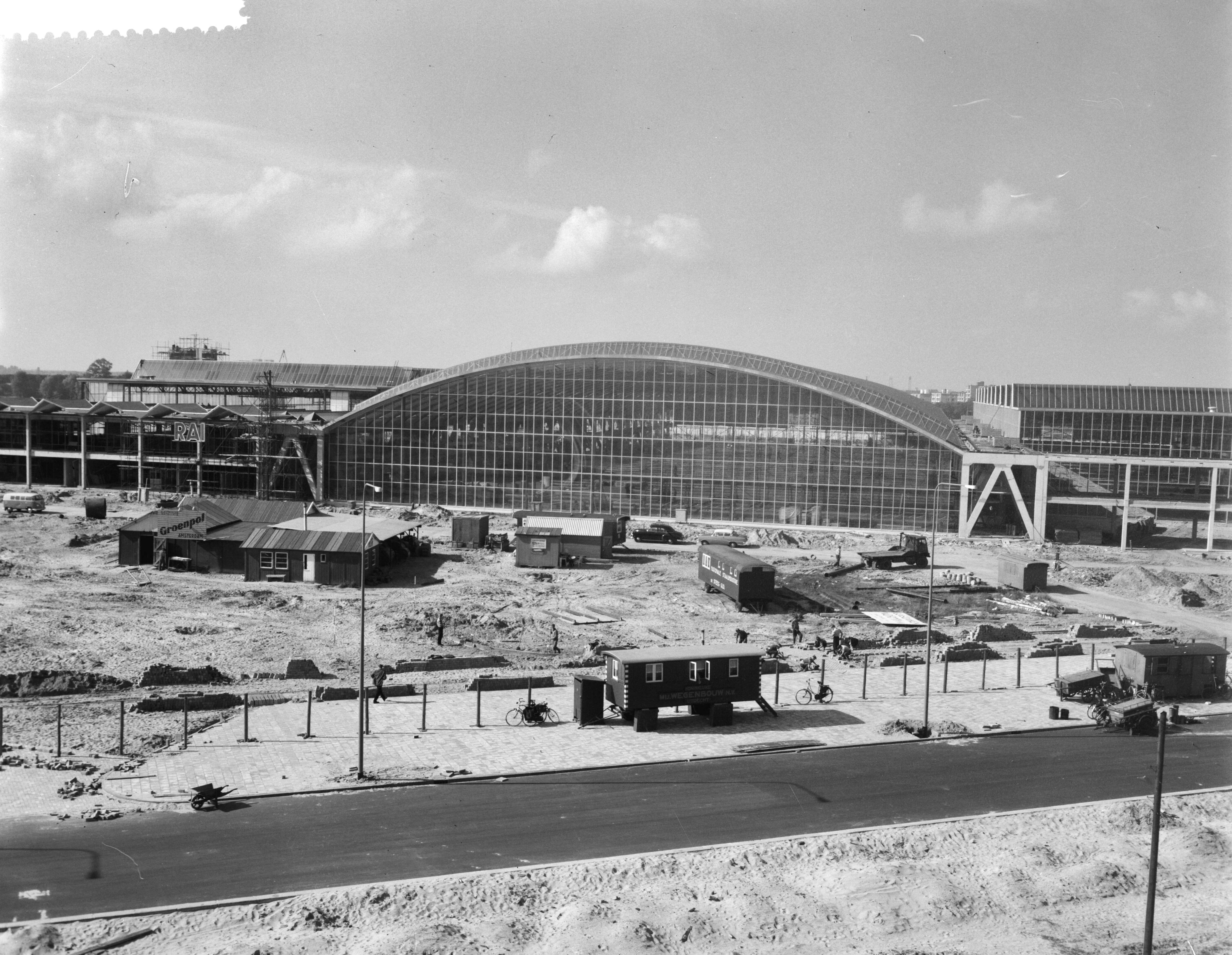 Fotocollectie Anefo — Voorgevel van de in aanbouw zijnde RAI te Amsterdam — Foto: Lindeboom, Henk / Anefo. Licentie: Set B: Rechtenvrij / Publiek Domein. Bron: Nationaal Archief. http://hdl.handle.net/10648/a9ba87de-d0b4-102d-bcf8-003048976d84