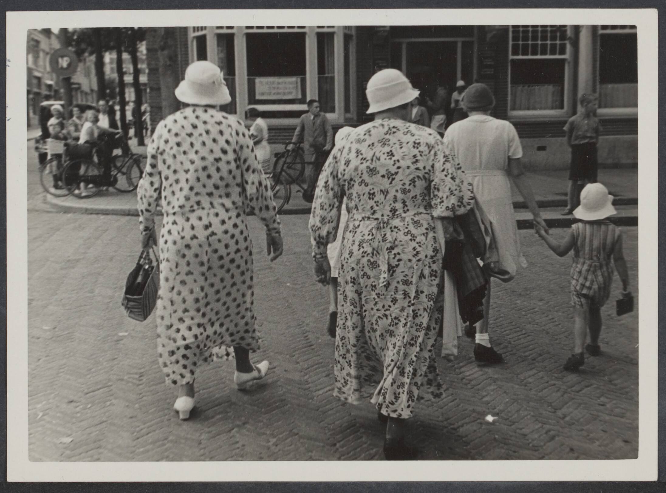 Zandvoort, vóór 1945 — Leica Valks. Zeg het met bloemem [Zandvoort] — Foto: Valks, H.J.M. / Spaarnestad. Licentie: Set B: Rechtenvrij / Publiek Domein. Bron: Nationaal Archief. http://hdl.handle.net/10648/891235da-248c-fb11-a624-8a3eb4cedfdf