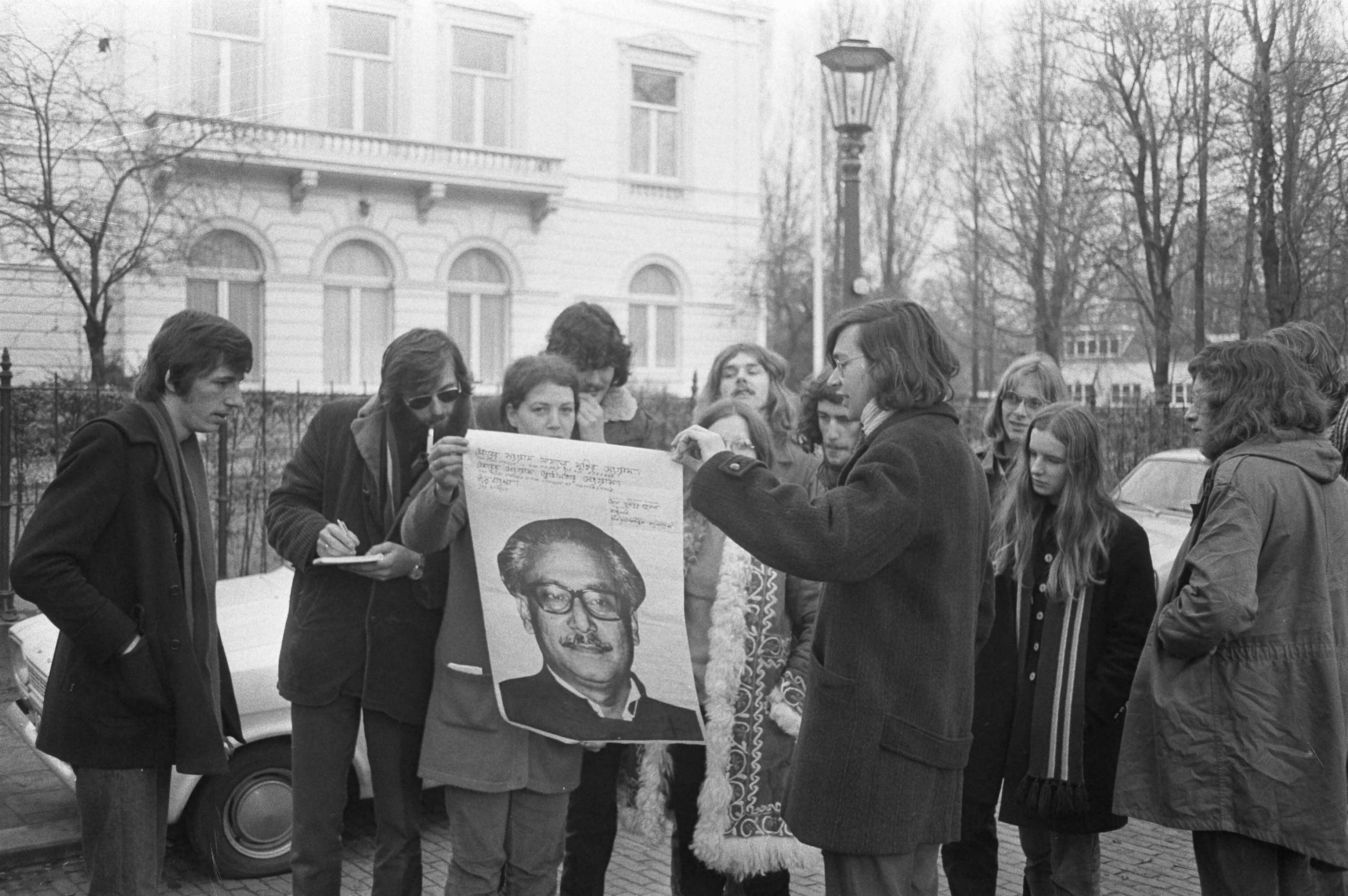 Fotocollectie Anefo — Demonstratie tegen beleid van regering van Pakistan bij ambassade van Pakistan in Den Haag , demonstranten met portret sjeik Moedzjiboer Rahman — Foto: Peters, Hans / Anefo. Licentie: Set B: Rechtenvrij / Publiek Domein. Bron: Nationaal Archief. http://hdl.handle.net/10648/abd979da-d0b4-102d-bcf8-003048976d84
