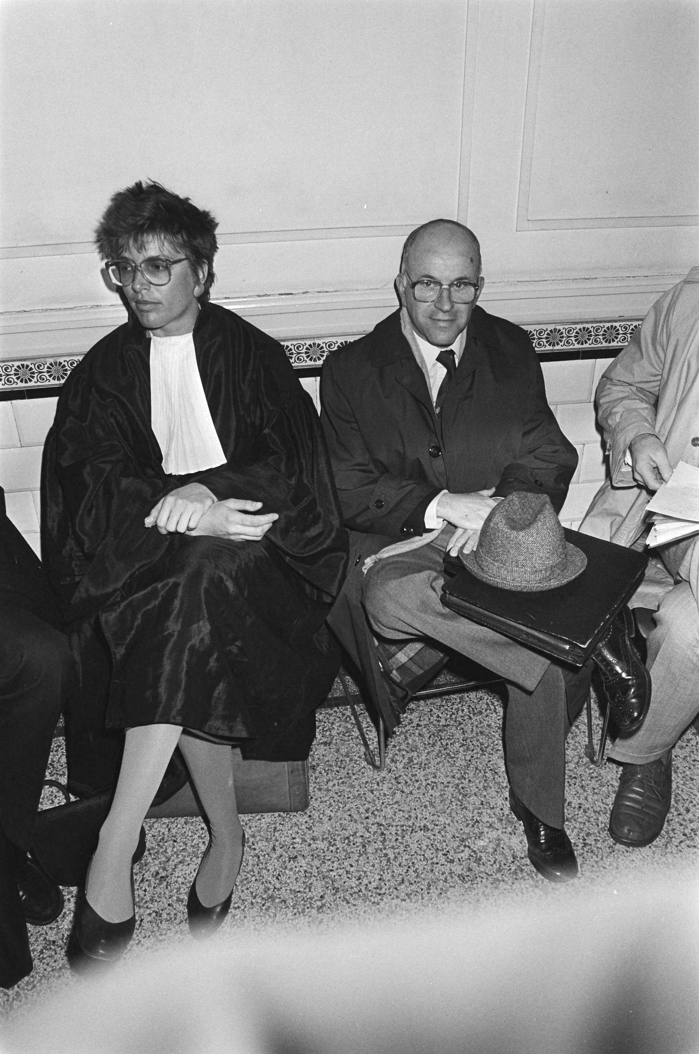 Fotocollectie Anefo — Kort geding gemeente Monnickendam tegen APB; J. Diederen van Monnickendam (r.) met zijn advocate mevrouw Polak (l) — Foto: Molendijk, Bart / Anefo. Licentie: Set B: Rechtenvrij / Publiek Domein. Bron: Nationaal Archief. http://hdl.handle.net/10648/ad510ecc-d0b4-102d-bcf8-003048976d84