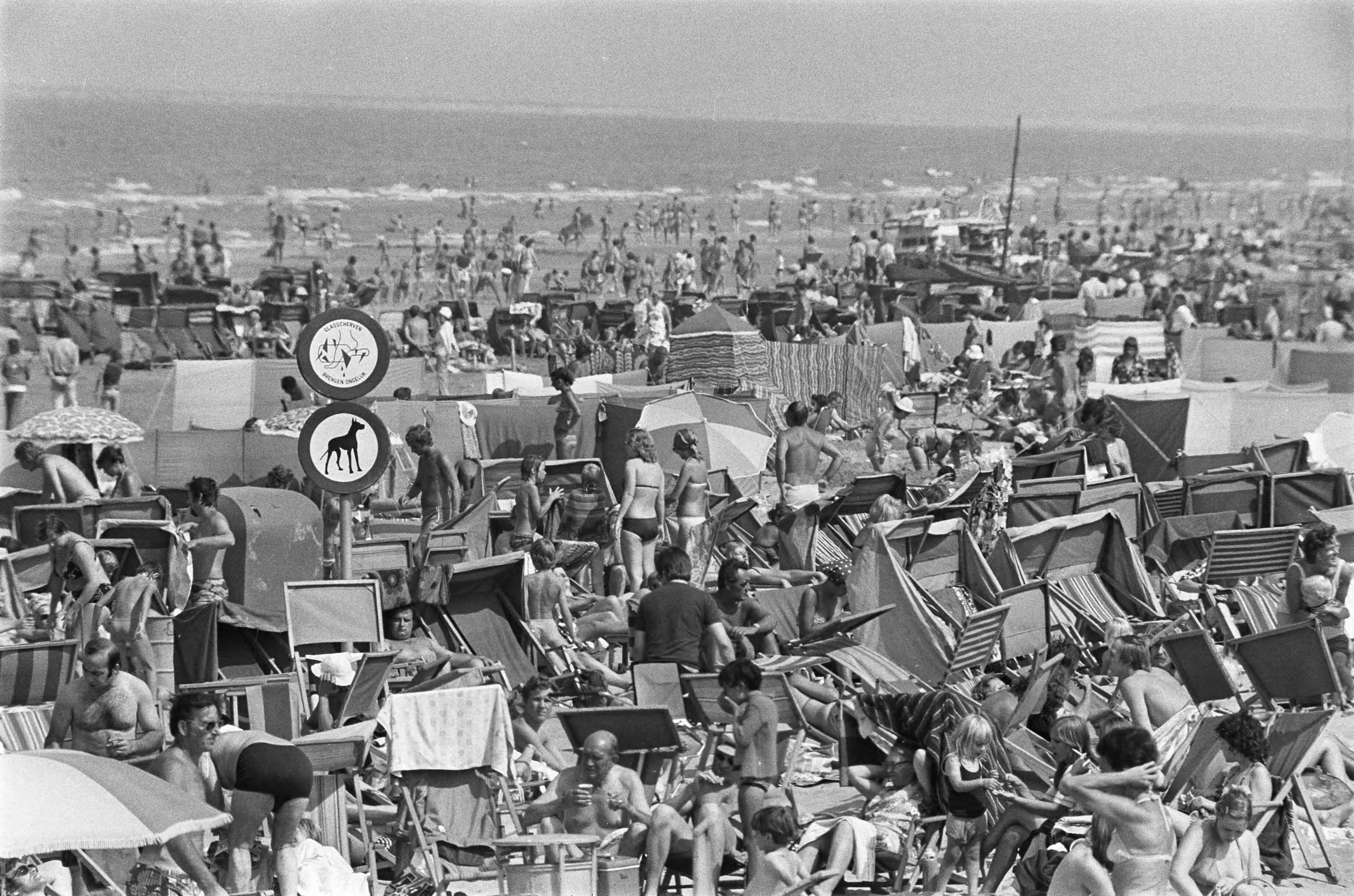 Hittegolf duurt voort — Enorme drukte op het strand van Zandvoort — Foto: Mieremet, Rob / Anefo. Licentie: Set B: Rechtenvrij / Publiek Domein. Bron: Nationaal Archief. http://hdl.handle.net/10648/ac6f584c-d0b4-102d-bcf8-003048976d84
