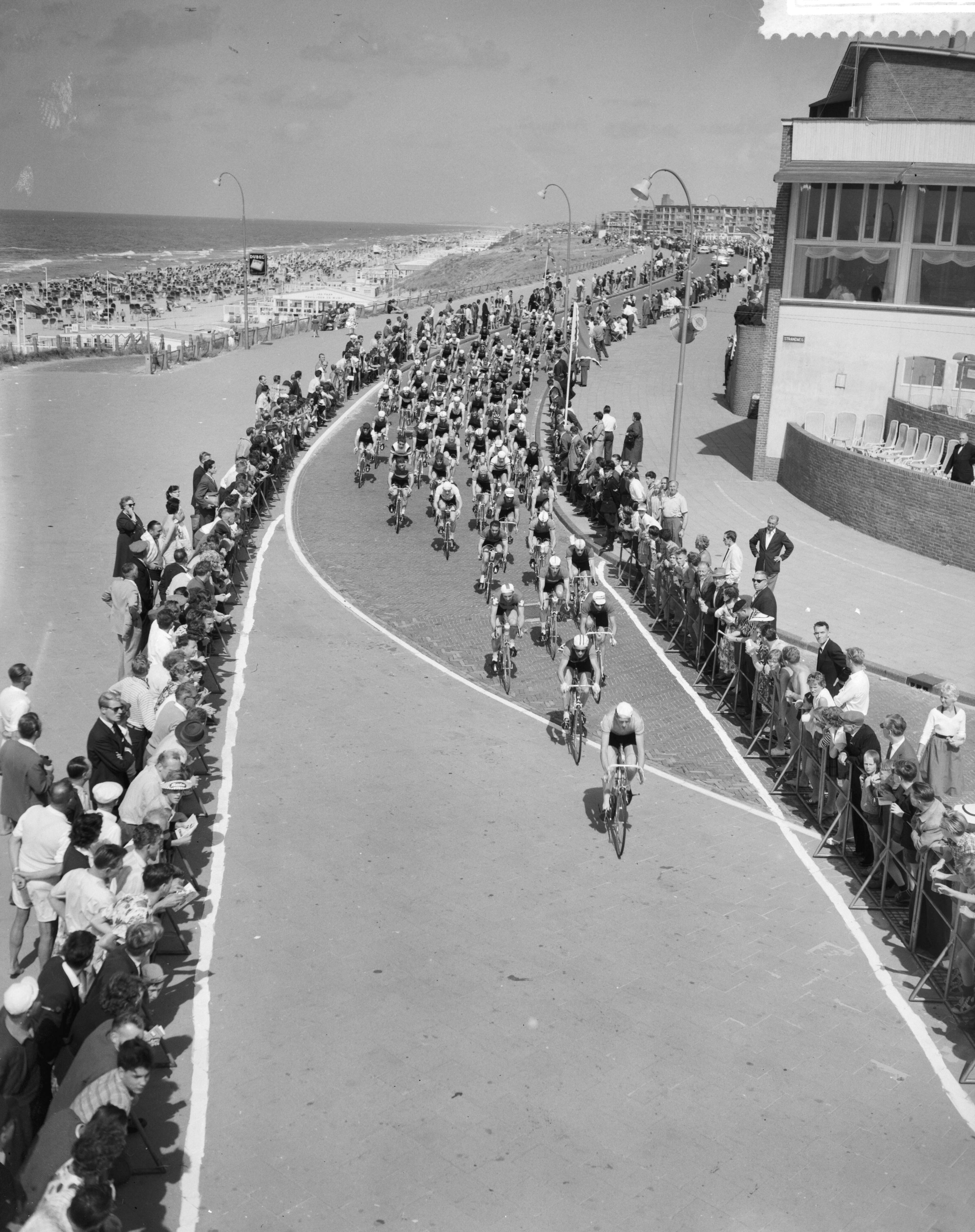 Fotocollectie Anefo — Wereldkampioenschappen wielrennen amateurs op de weg te Zandvoort, het peloton trekt door Zandvoort — Foto: Rossem, Wim van / Anefo. Licentie: Set B: Rechtenvrij / Publiek Domein. Bron: Nationaal Archief. http://hdl.handle.net/10648/a99b2bb4-d0b4-102d-bcf8-003048976d84