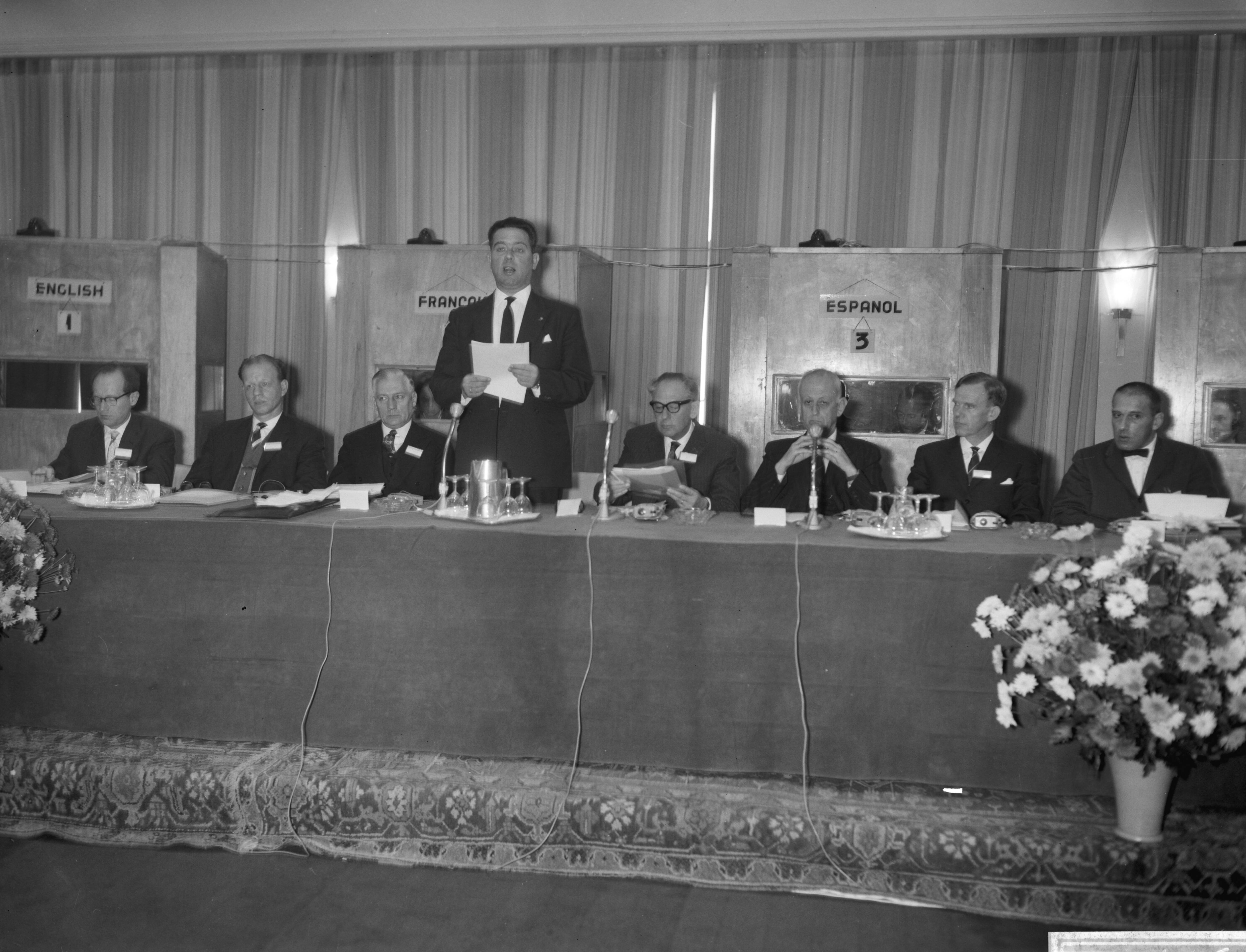 Fotocollectie Anefo — Internationale Conferentie over Landbouw en Volksgezondheid in verband met straling in het Kurhaus te Scheveningen. Vlnr. Saschny, ir. Smeets , prof. dr. R.A. Silow (directeur kernenergiebureau FAO), minister mr. V.G.M. Marijnen , prof. dr. ir. mr. M.J.L. Dols (raadsadviseur), prof. dr. P. Muntendam (directeur-generaal Volksgezondheid), Finn Devik en [tekst afgebroken]. Rede van minister Marijnen — Foto: Bilsen, Joop van / Anefo. Licentie: Set B: Rechtenvrij / Publiek Domein. Bron: Nationaal Archief. http://hdl.handle.net/10648/a9efb602-d0b4-102d-bcf8-003048976d84