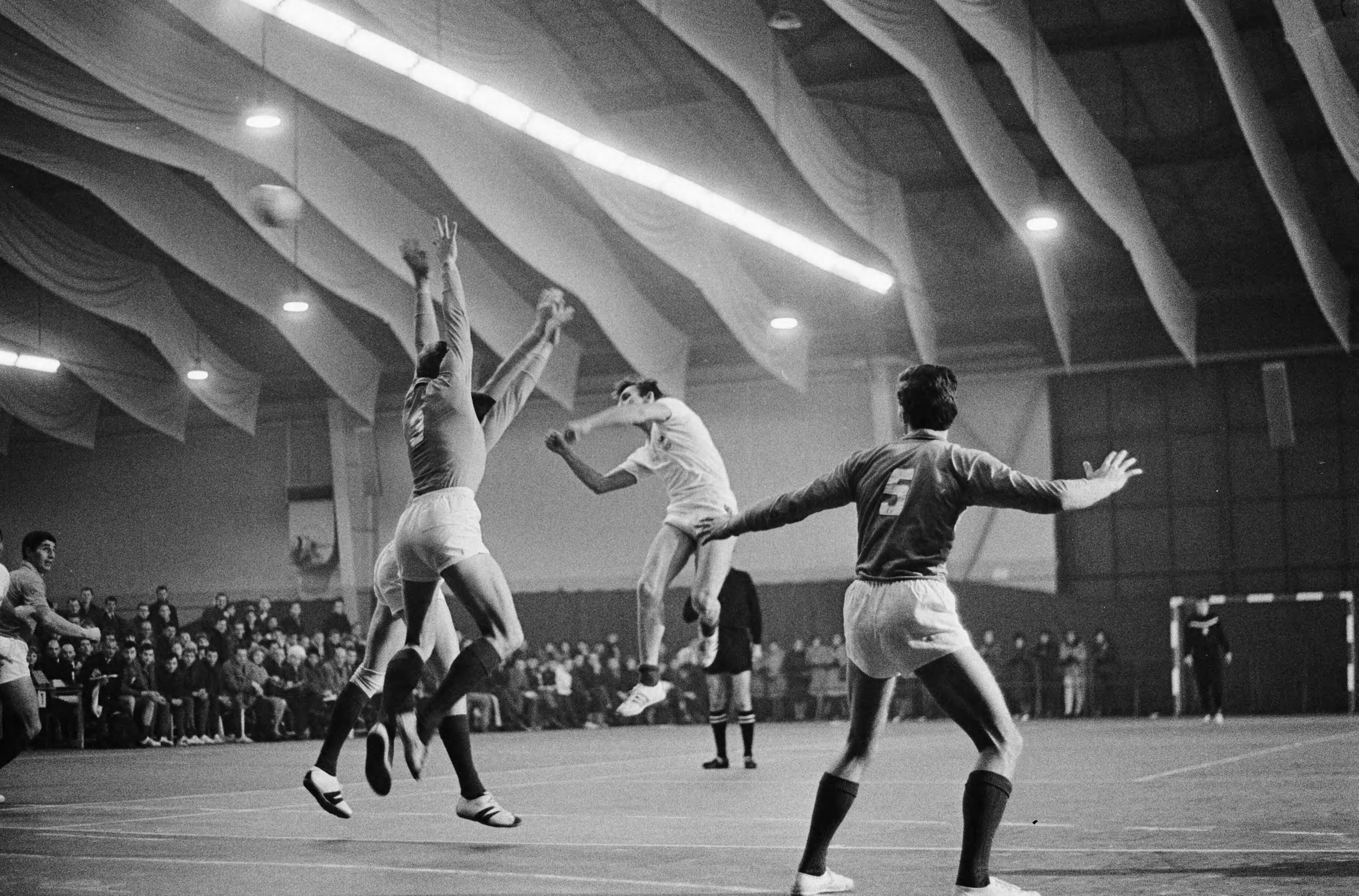 Fotocollectie Anefo — Zaalhandbal Nederland tegen Frankrijk (12-14) te Den Haag. Spelmoment, Franse aanval — Foto: Gelderen, Hugo van / Anefo. Licentie: Set B: Rechtenvrij / Publiek Domein. Bron: Nationaal Archief. http://hdl.handle.net/10648/aa91a390-d0b4-102d-bcf8-003048976d84