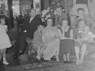 Familie Smulders in Voorburg — Foto: Bilsen, Joop van / Anefo. — Licentie: Set B: Rechtenvrij / Publiek Domein. Bron: Nationaal Archief. http://hdl.handle.net/10648/a960032c-d0b4-102d-bcf8-003048976d84