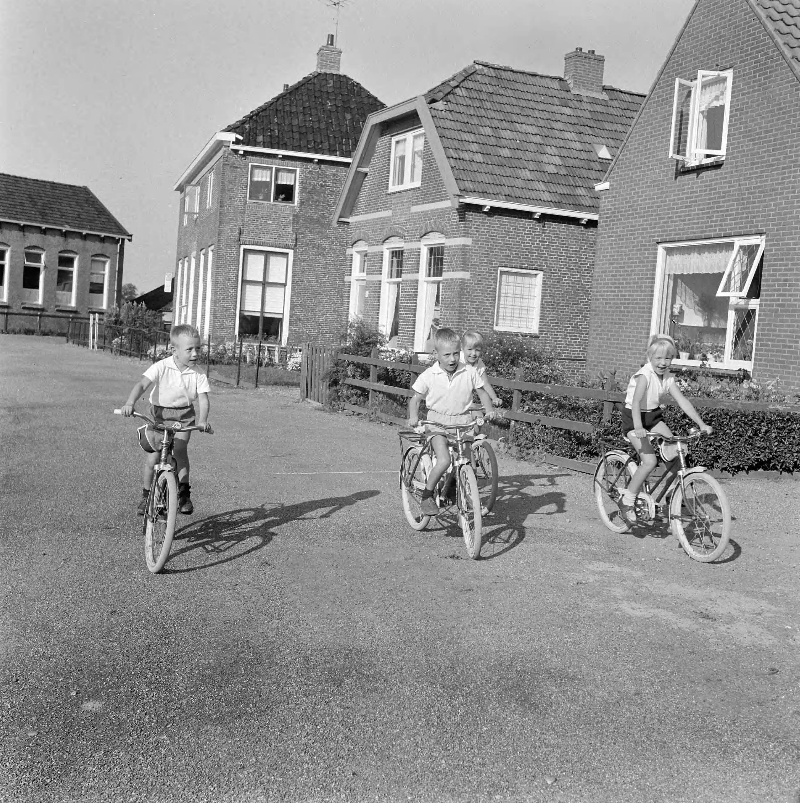 Fotocollectie Anefo — Friese vierling uit Deinum aanstaande zaterdag 6 jaar, de vierling op de fiets — Foto: Gelderen, Hugo van / Anefo. Licentie: Set B: Rechtenvrij / Publiek Domein. Bron: Nationaal Archief. http://hdl.handle.net/10648/aa77c812-d0b4-102d-bcf8-003048976d84