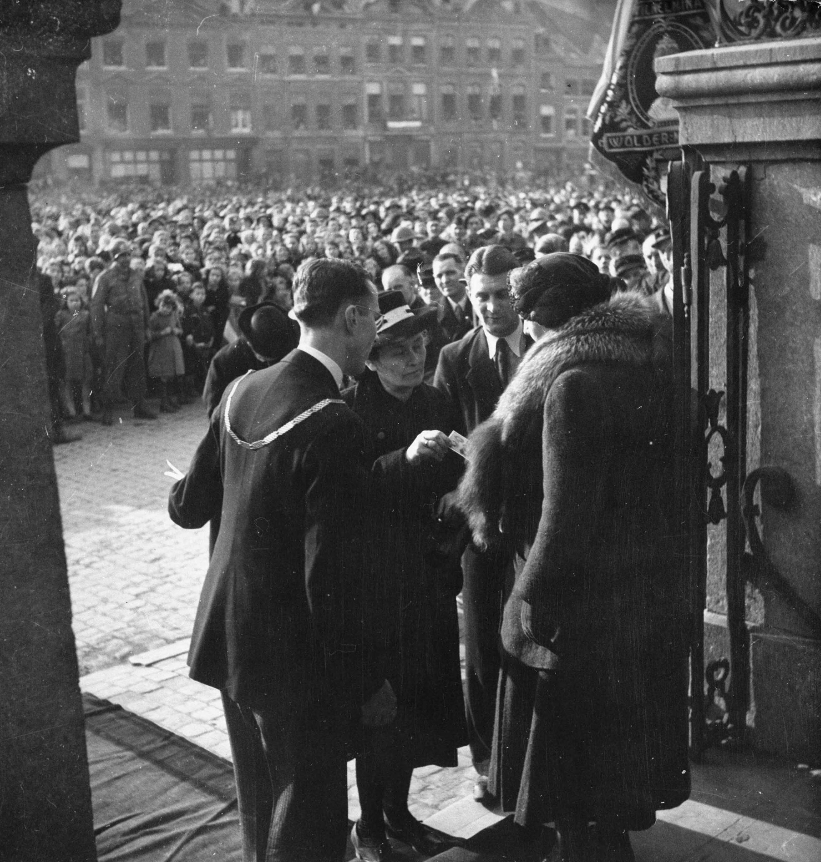 Fotocollectie RVD / Koninklijk Huis — Koningin Wilhelmina bezoekt Maastricht, woensdag 21 maart 1945 — Foto: Rousel (repro) / RVD. Licentie: Set B: Rechtenvrij / Publiek Domein. Bron: Nationaal Archief. http://hdl.handle.net/10648/afb2b8d2-d0b4-102d-bcf8-003048976d84