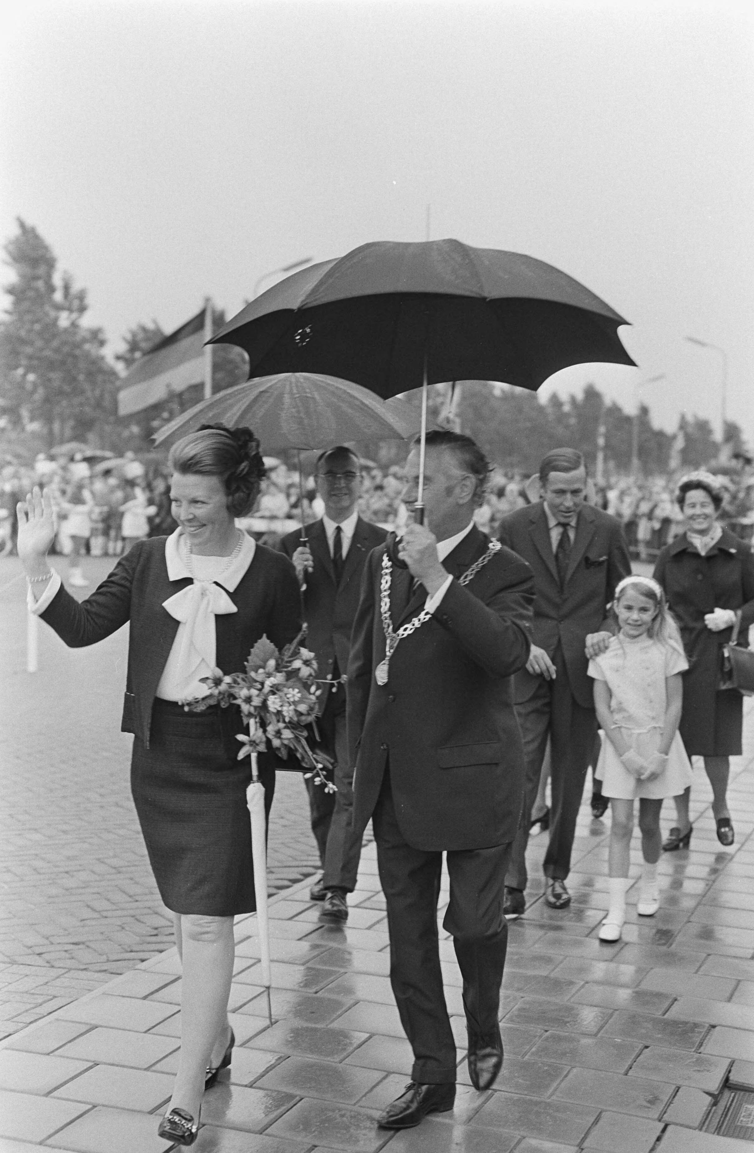 Fotocollectie Anefo — Prinses Beatrix en Prins Claus openen tiende Liliade (bloemententoonstelling) in Akersloot — Foto: Evers, Joost / Anefo. Licentie: Set B: Rechtenvrij / Publiek Domein. Bron: Nationaal Archief. http://hdl.handle.net/10648/ad79e950-d0b4-102d-bcf8-003048976d84
