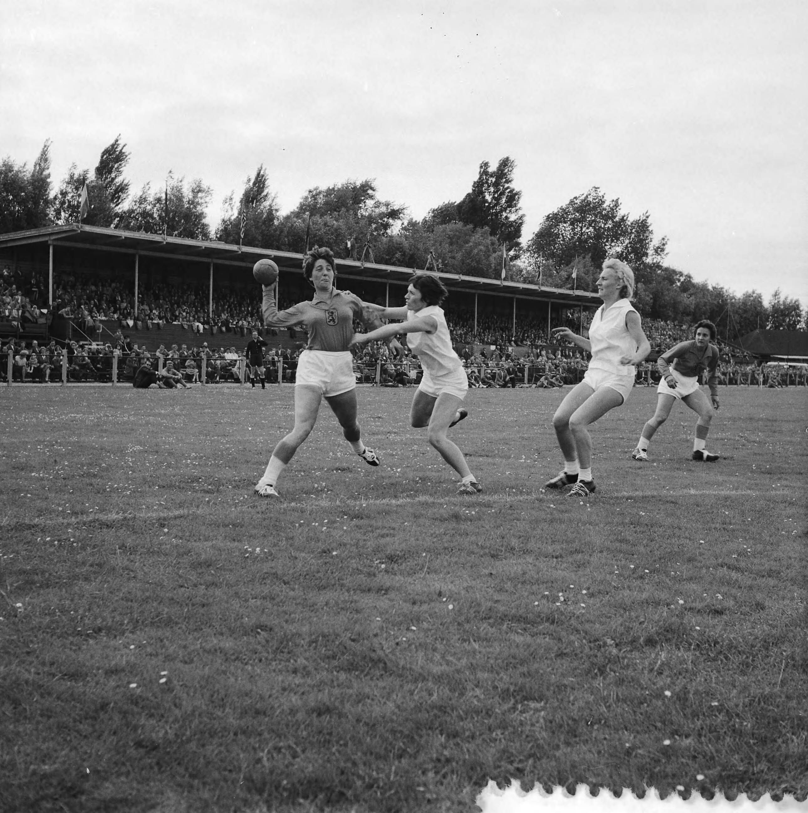 Fotocollectie Anefo — Wedstrijden om het wereldkampioenschap veldhandbal dames op het ADO-terrein te Den Haag. Spelmoment uit de wedstrijd Nederland-Duitsland (3-6). Links Nel van Hooff, die het eerste doelpunt scoorde — Foto: Fotograaf Onbekend / Anefo. Licentie: Set B: Rechtenvrij / Publiek Domein. Bron: Nationaal Archief. http://hdl.handle.net/10648/a9b18b84-d0b4-102d-bcf8-003048976d84