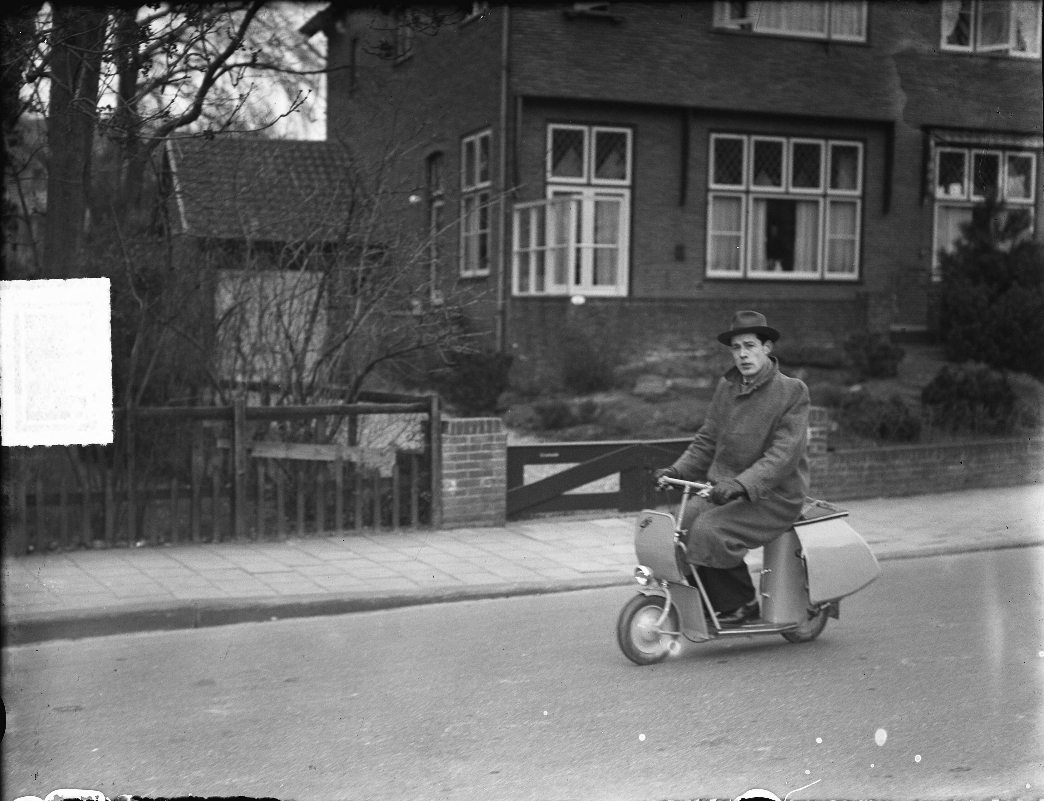 Fotocollectie Anefo — Eerste Nederlandse scooter in productie bij de firma Union-Sitter te Bloemendaal — Foto: Nijs, Jac. de / Anefo. Licentie: Set B: Rechtenvrij / Publiek Domein. Bron: Nationaal Archief. http://hdl.handle.net/10648/a8d5351c-d0b4-102d-bcf8-003048976d84