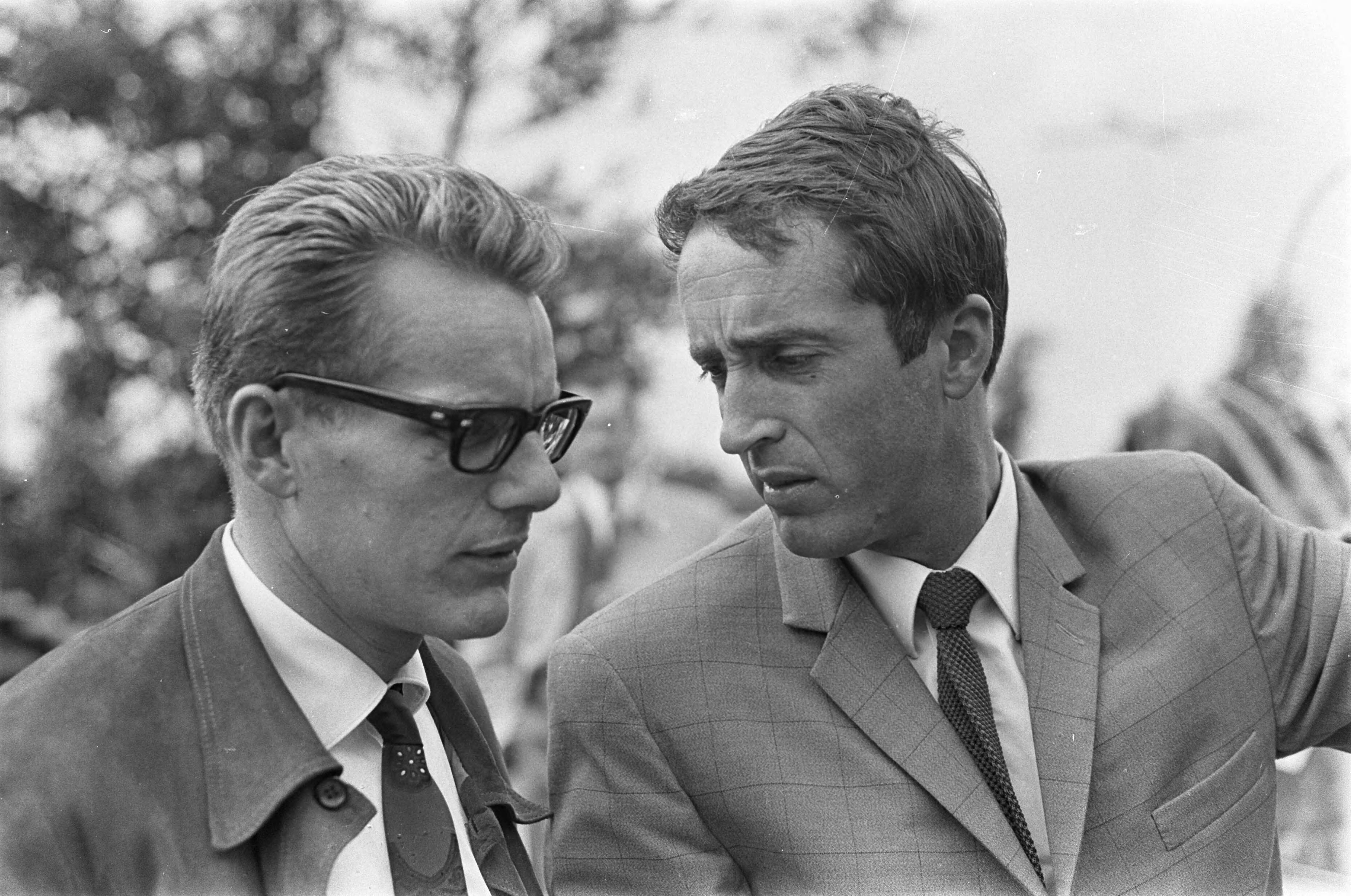 Fotocollectie Anefo — Nederlandse Tour de France ploeg uit Breda naar Vittel vertrokken. Jan Janssen (links) in gesprek met ploegleider Ab Geldermans — Foto: Nijs, Jac. de / Anefo. Licentie: Set B: Rechtenvrij / Publiek Domein. Bron: Nationaal Archief. http://hdl.handle.net/10648/ab453ad6-d0b4-102d-bcf8-003048976d84