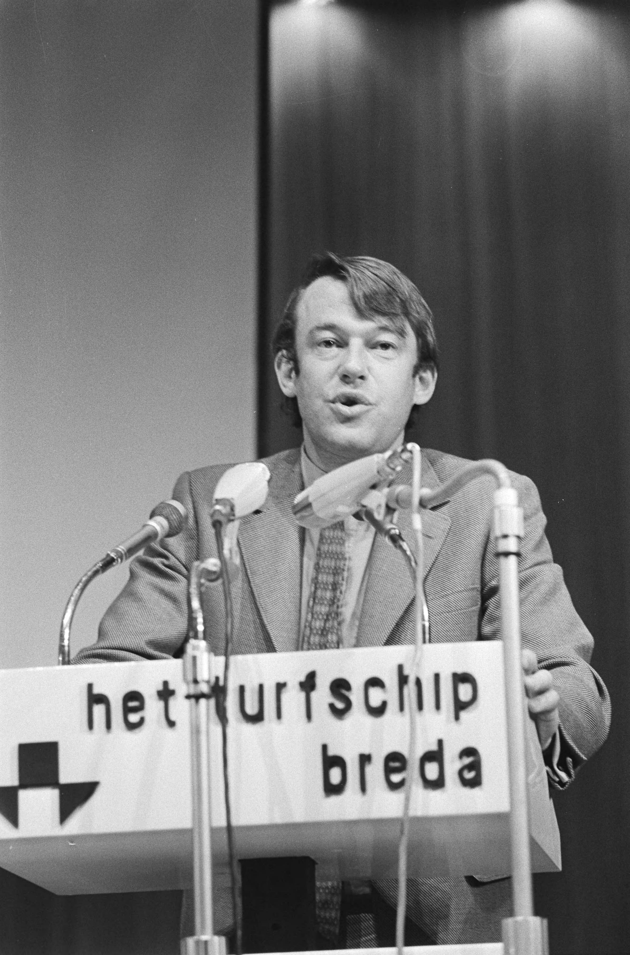 Fotocollectie Anefo — Congres D66 in Turfschip, Breda; Van Mierlo aan het woord — Foto: Mieremet, Rob / Anefo. Licentie: Set B: Rechtenvrij / Publiek Domein. Bron: Nationaal Archief. http://hdl.handle.net/10648/abadc826-d0b4-102d-bcf8-003048976d84