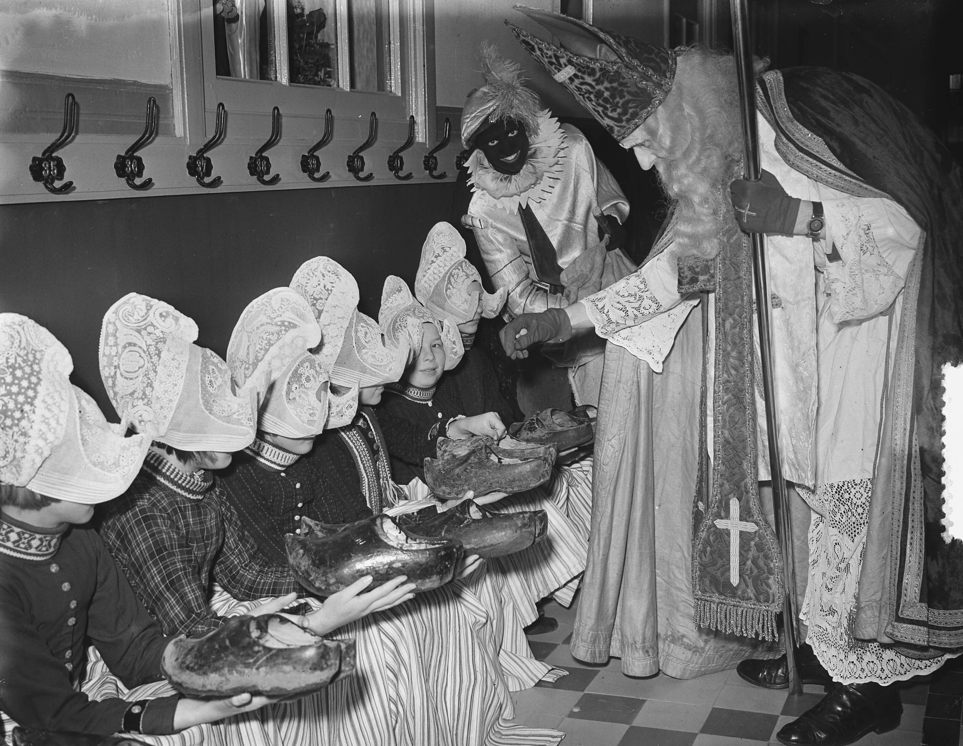 Sint Nicolaas bezoekt school in Volendam — Foto: Bilsen, Joop van / Anefo. — Licentie: Set B: Rechtenvrij / Publiek Domein. Bron: Nationaal Archief. http://hdl.handle.net/10648/a9030316-d0b4-102d-bcf8-003048976d84