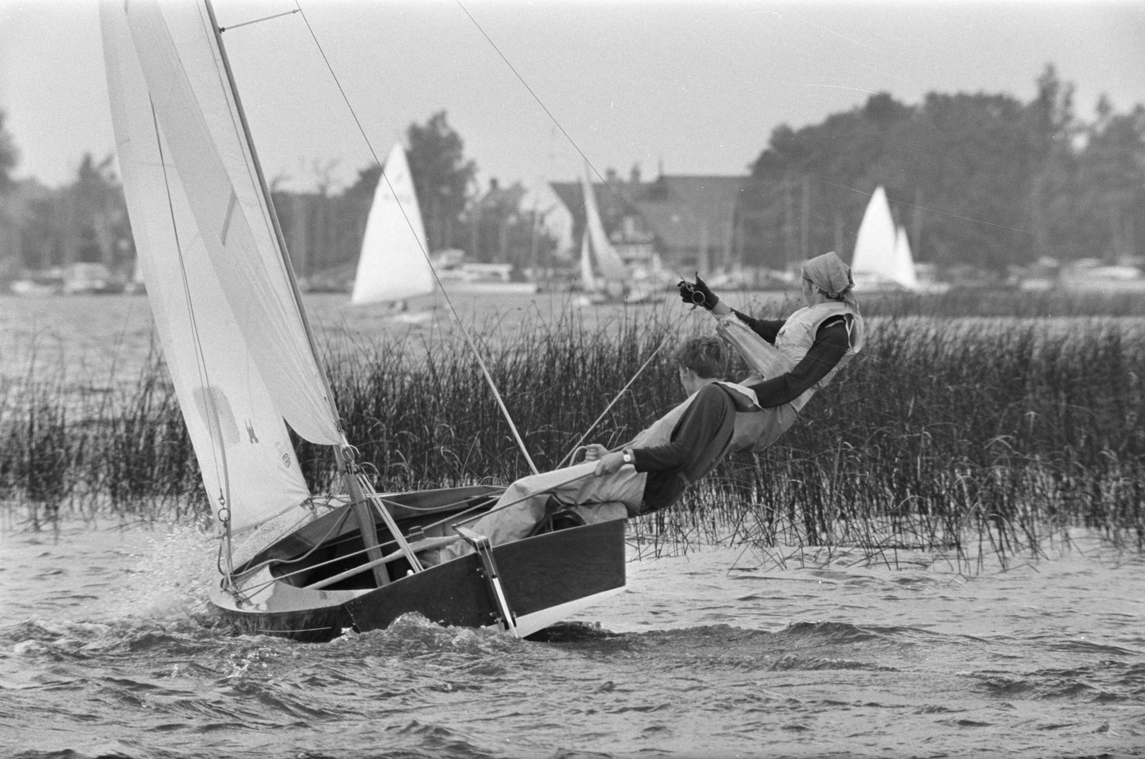 Fotocollectie Anefo — Loosdrecht Hollandweek. Buitenboord hangen bij de Stern — Foto: Kroon, Ron / Anefo. Licentie: Set B: Rechtenvrij / Publiek Domein. Bron: Nationaal Archief. http://hdl.handle.net/10648/ab480b12-d0b4-102d-bcf8-003048976d84