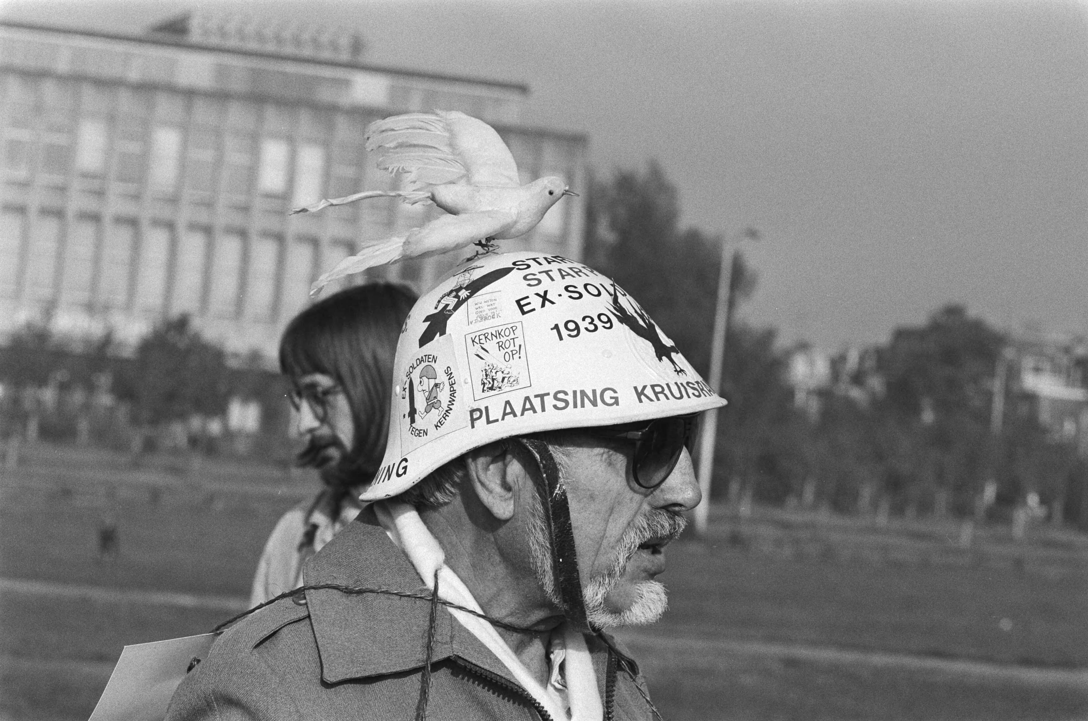 Fotocollectie Anefo — Demonstratie tegen kruisraketten in Den Haag in verband met slotmanifestatie volkspetitionnement — Foto: Bogaerts, Rob / Anefo. Licentie: Set B: Rechtenvrij / Publiek Domein. Bron: Nationaal Archief. http://hdl.handle.net/10648/ad4c0a08-d0b4-102d-bcf8-003048976d84