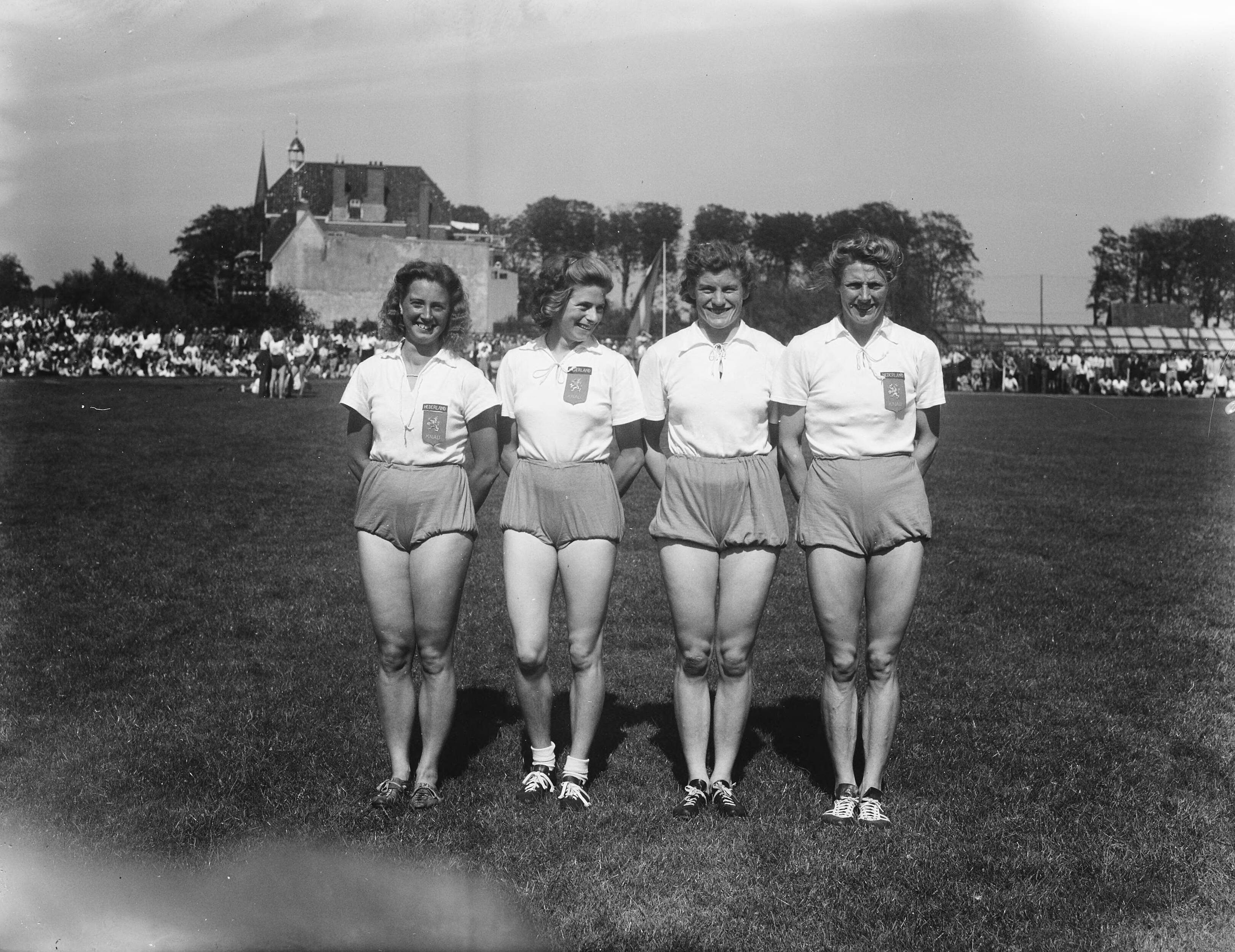 Fotocollectie Anefo — Atletiekwedstrijden op de Werve te Rijswijk; Het estafetteteam 4 x 100 meter bestaande uit vlnr. Xenia Stad-de Jong, Nellie Witziers-Timmer, Gerda van de Kade-Koudijs en Fanny Blankers-Koen behaalde wereldrecord — Foto: Merk, Ben / Anefo. Licentie: Set B: Rechtenvrij / Publiek Domein. Bron: Nationaal Archief. http://hdl.handle.net/10648/a8ba247a-d0b4-102d-bcf8-003048976d84