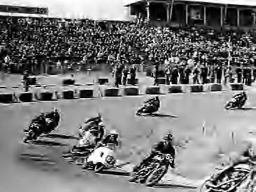 Fotocollectie Anefo — KNMV-motorraces en zijspanraces op het circuit van Zandvoort. De 350cc klasse onderaan de Hunzerug, kort voor valpartij — Foto: Bilsen, Joop van / Anefo. Licentie: Set B: Rechtenvrij / Publiek Domein. Bron: Nationaal Archief. http://hdl.handle.net/10648/a964a9e0-d0b4-102d-bcf8-003048976d84