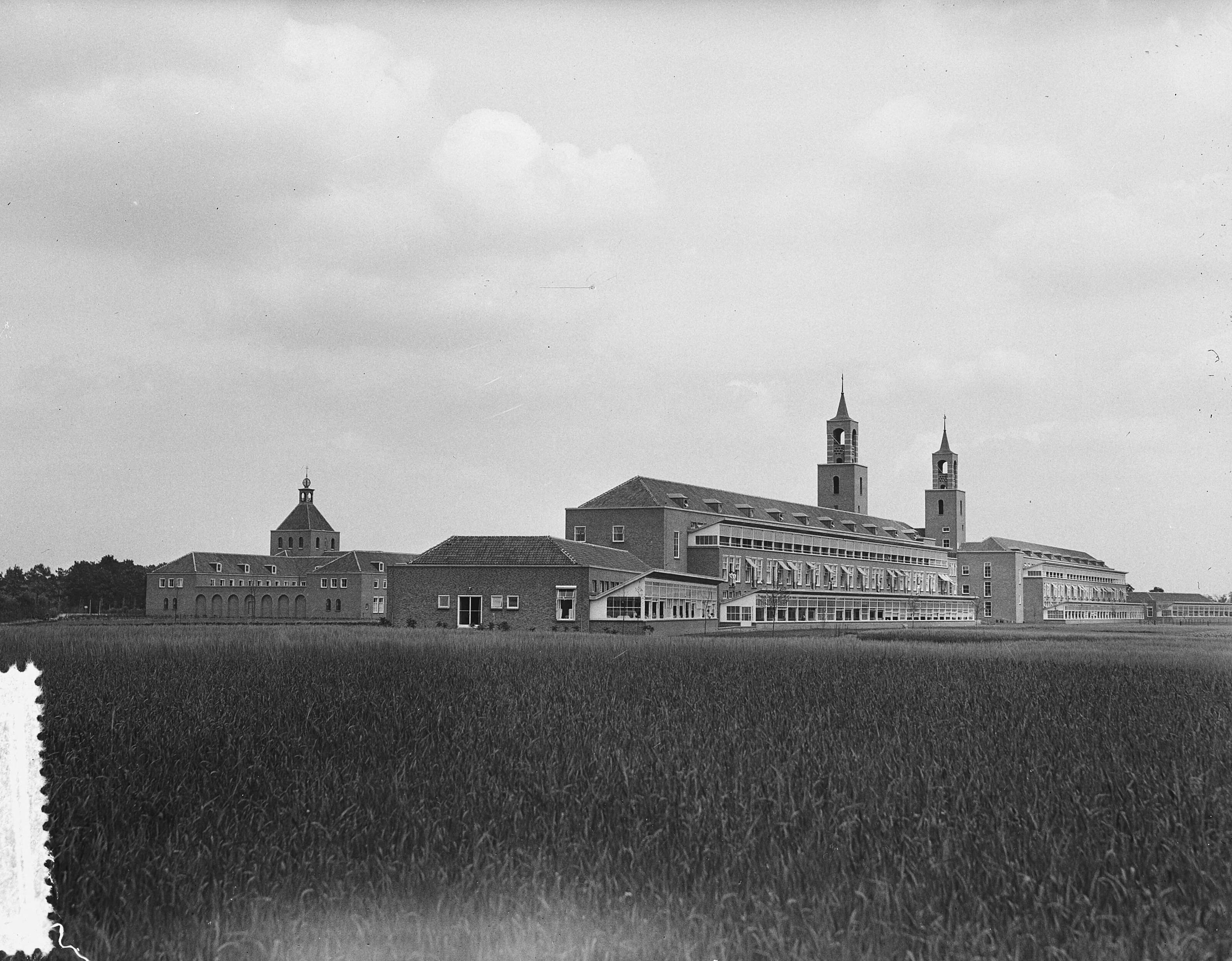Fotocollectie Anefo — Het sanatorium "Klokkenberg" in Breda dat op 7 juli door koningin Juliana zal worden geopend — Foto: Bilsen, Joop van / Anefo. Licentie: Set B: Rechtenvrij / Publiek Domein. Bron: Nationaal Archief. http://hdl.handle.net/10648/a9240f5c-d0b4-102d-bcf8-003048976d84