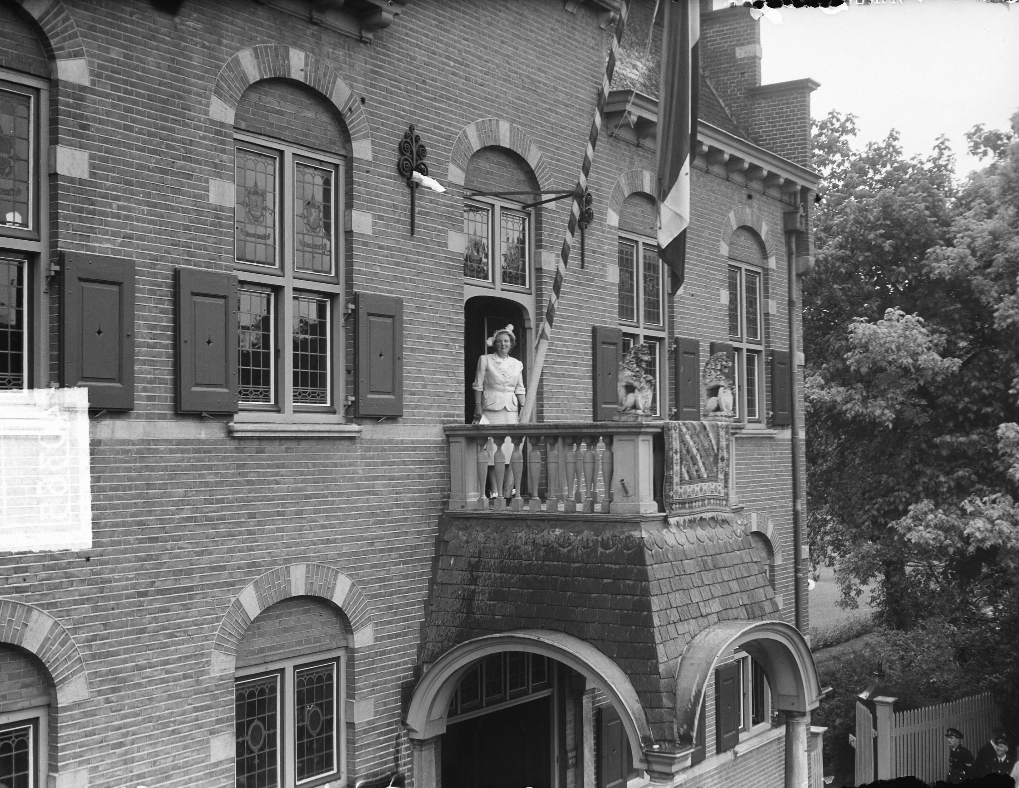 Koninklijk bezoek aan Groningen (1950) — Koninklijk bezoek aan Groningen — Foto: Noske, J.D. / Anefo. Licentie: Set B: Rechtenvrij / Publiek Domein. Bron: Nationaal Archief. http://hdl.handle.net/10648/a8da96b0-d0b4-102d-bcf8-003048976d84