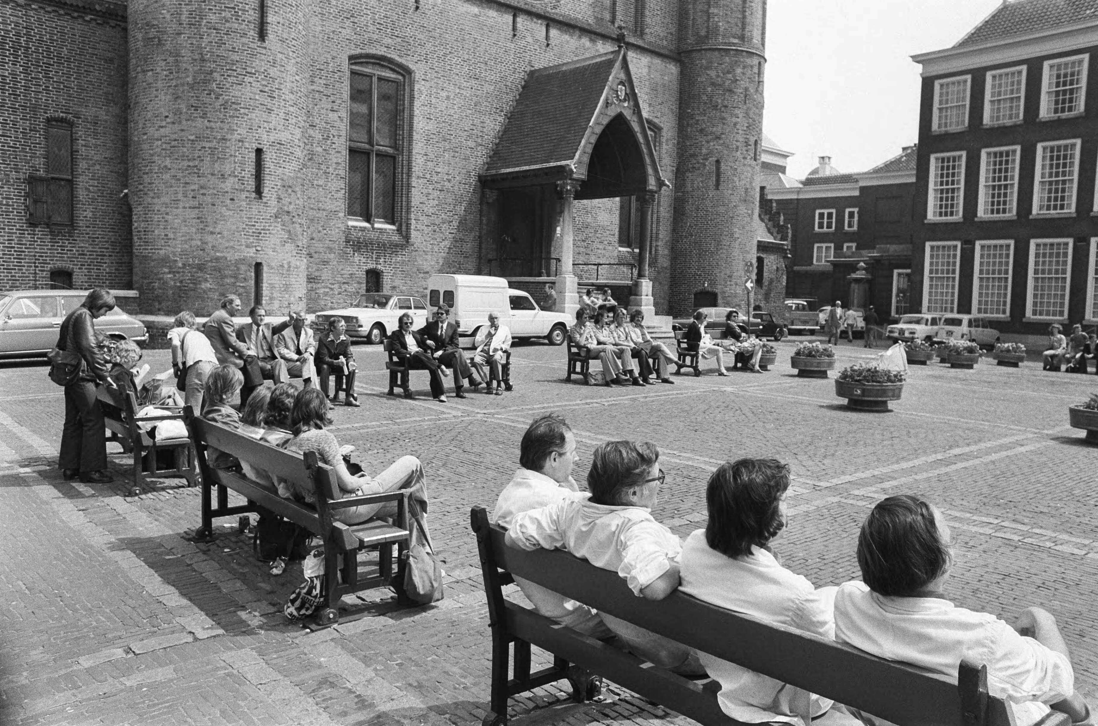 Fotocollectie Anefo — Binnenhof in Den Haag met zonnende mensen op de banken — Foto: Verhoeff, Bert / Anefo. Licentie: Set B: Rechtenvrij / Publiek Domein. Bron: Nationaal Archief. http://hdl.handle.net/10648/ac6afd06-d0b4-102d-bcf8-003048976d84