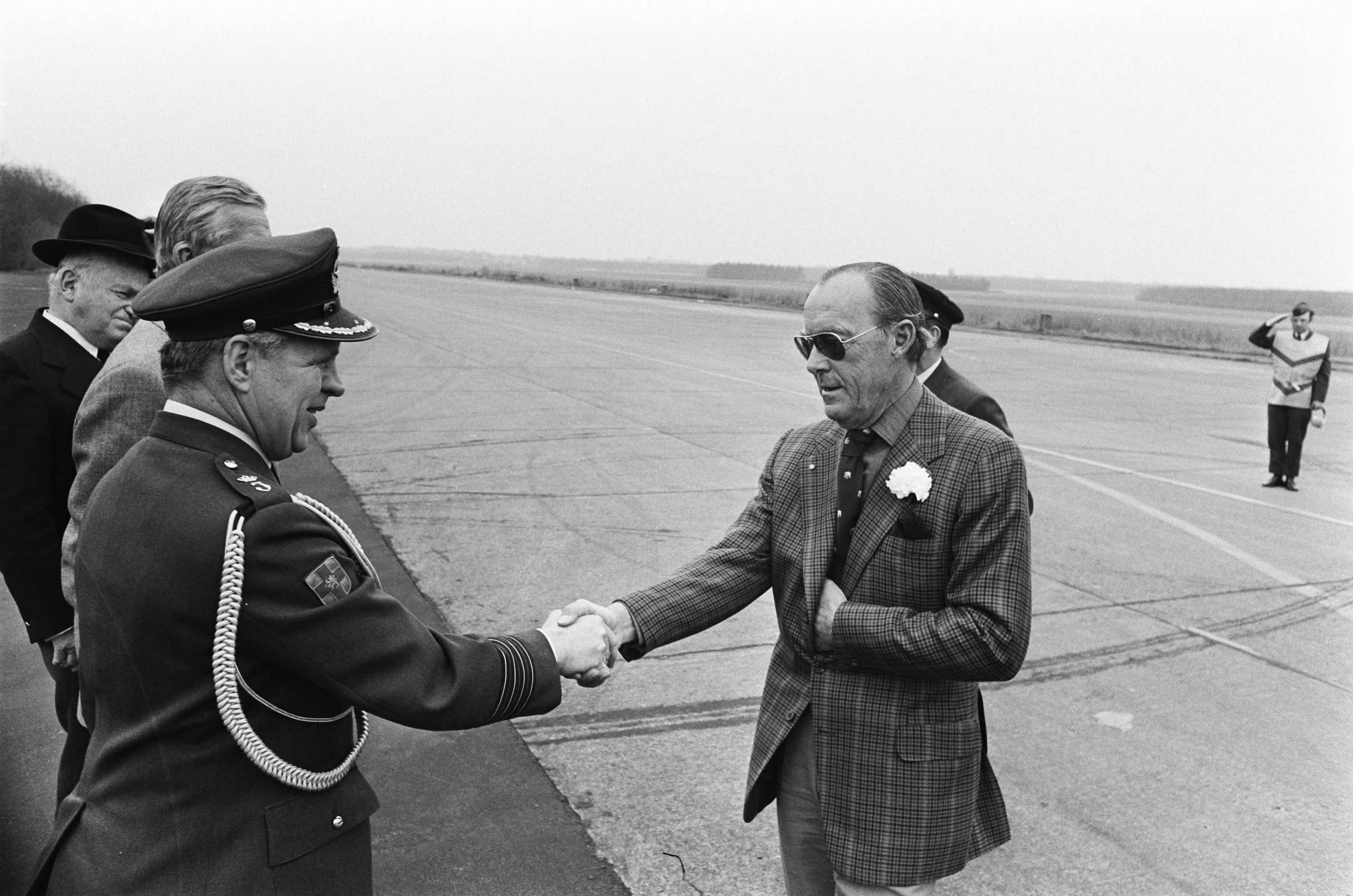 Fotocollectie Anefo — Prins Bernhard terug uit Verre Oosten op Soesterberg; aankomst op Soesterberg — Foto: Verhoeff, Bert / Anefo. Licentie: Set B: Rechtenvrij / Publiek Domein. Bron: Nationaal Archief. http://hdl.handle.net/10648/ac668154-d0b4-102d-bcf8-003048976d84