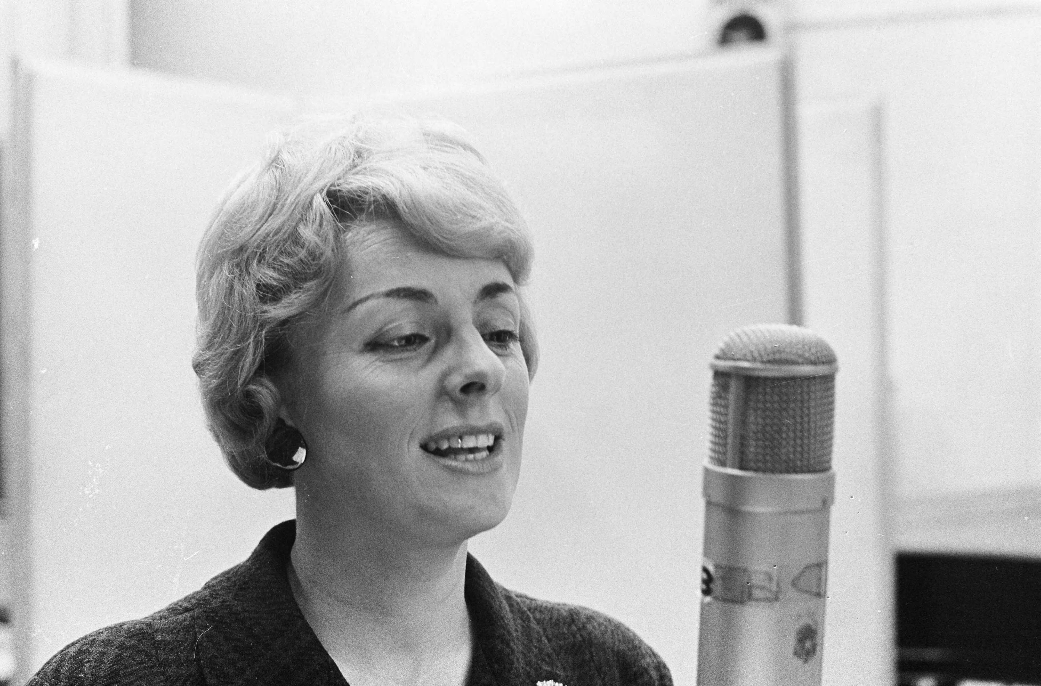 Fotocollectie Anefo — Annie Palmen heeft in de Phonogramstudio te Hilversum het uitgekozen Eurovisie Songfestivalliedje opgenomen — Foto: Gelderen, Hugo van / Anefo. Licentie: Set B: Rechtenvrij / Publiek Domein. Bron: Nationaal Archief. http://hdl.handle.net/10648/aa289cc4-d0b4-102d-bcf8-003048976d84