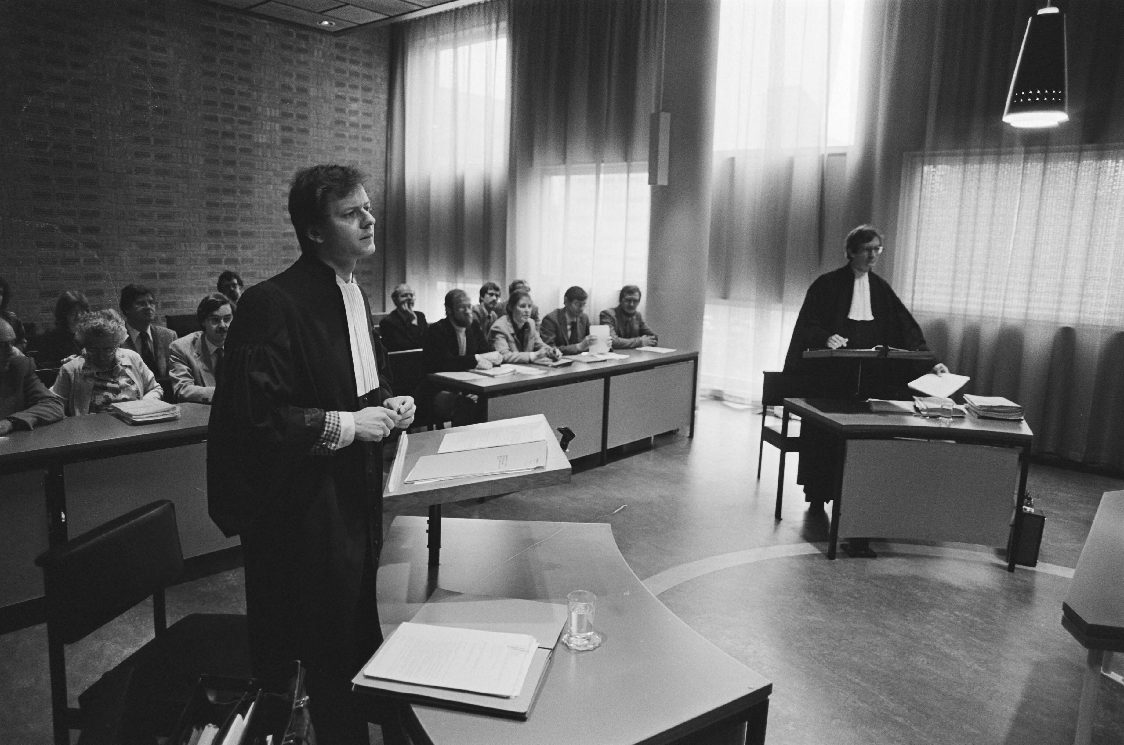 Fotocollectie Anefo — Kort geding in Den Haag door centrales van overheid personeel tegen de staat i.v.m. plannen van minister Pais om te korten op salarissen / — Foto: Antonisse, Marcel / Anefo. Licentie: Set B: Rechtenvrij / Publiek Domein. Bron: Nationaal Archief. http://hdl.handle.net/10648/acfdddd8-d0b4-102d-bcf8-003048976d84