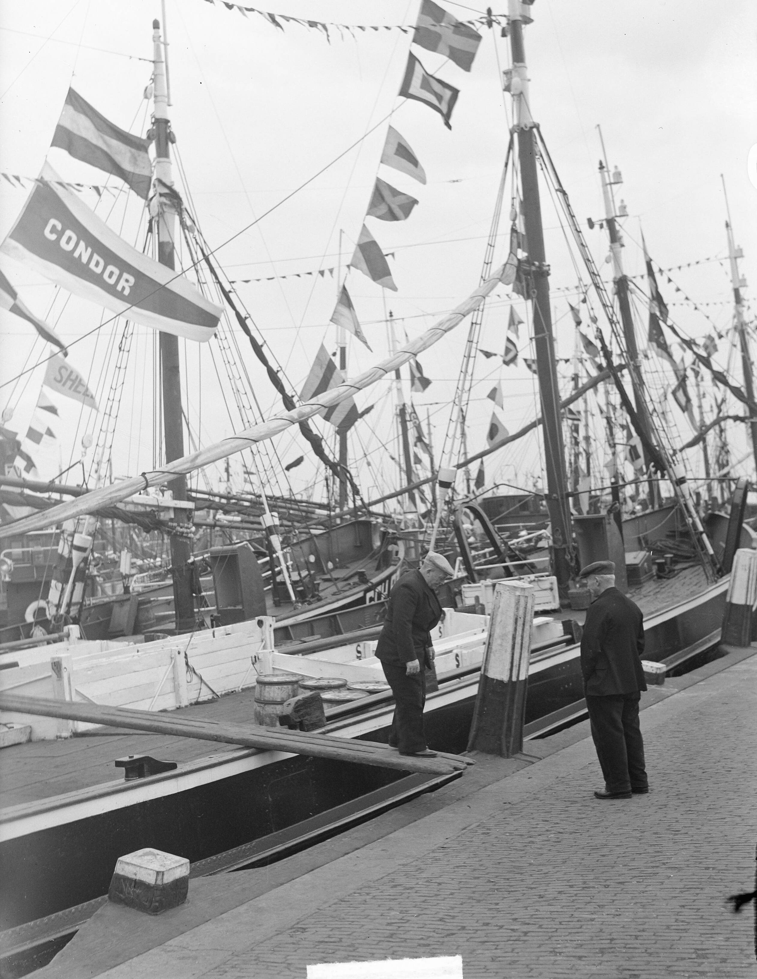 Fotocollectie Anefo — Vlaggetjesdag Scheveningen — Foto: Winterbergen, Rolf / Anefo. Licentie: Set B: Rechtenvrij / Publiek Domein. Bron: Nationaal Archief. http://hdl.handle.net/10648/a8c7bec8-d0b4-102d-bcf8-003048976d84