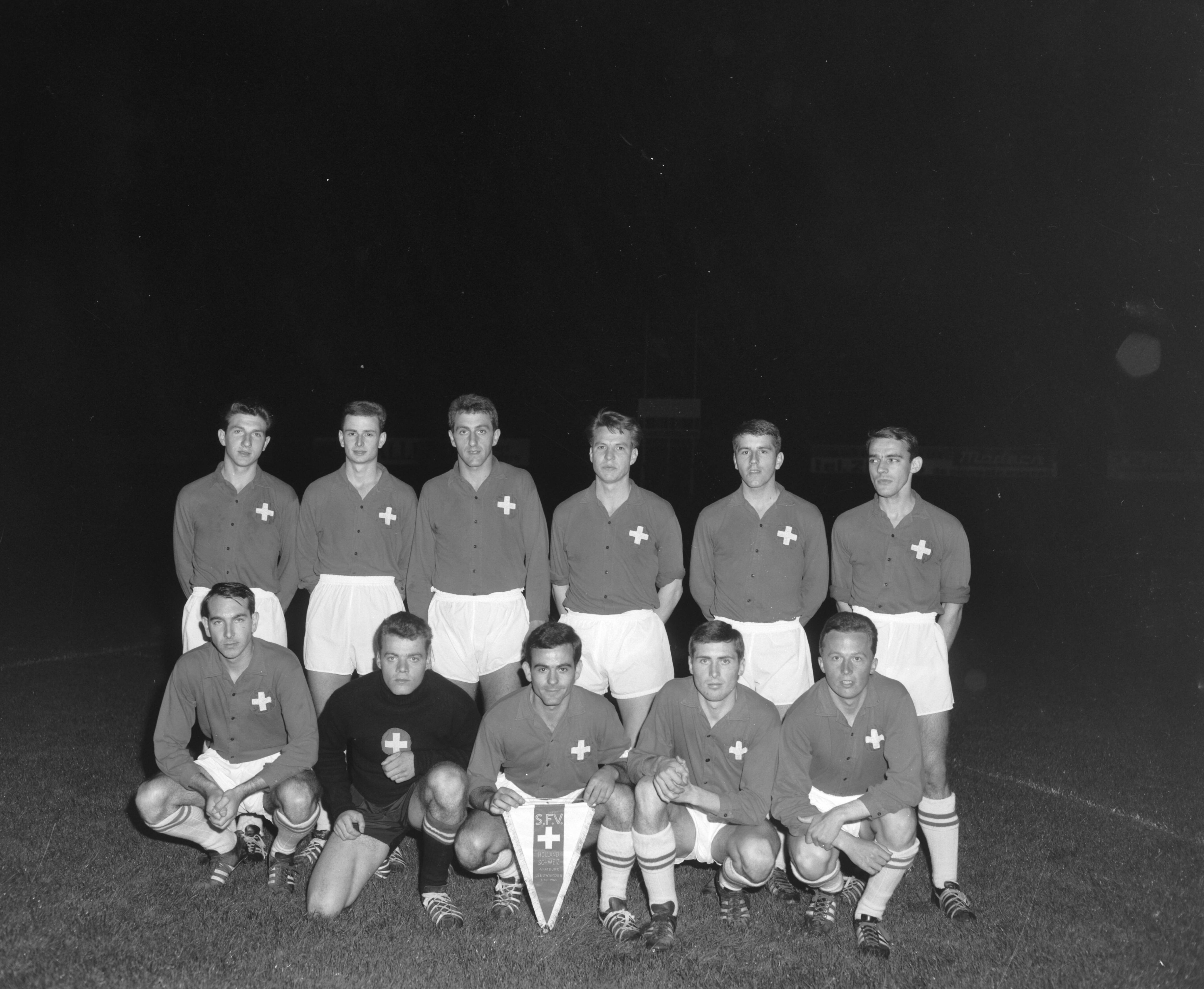 Fotocollectie Anefo — Voetbal. Nederland (zaterdagmiddagamateurs) tegen Zwitserland 4-3. Zwitsers elftal — Foto: Bilsen, Joop van / Anefo. Licentie: Set B: Rechtenvrij / Publiek Domein. Bron: Nationaal Archief. http://hdl.handle.net/10648/aa480528-d0b4-102d-bcf8-003048976d84