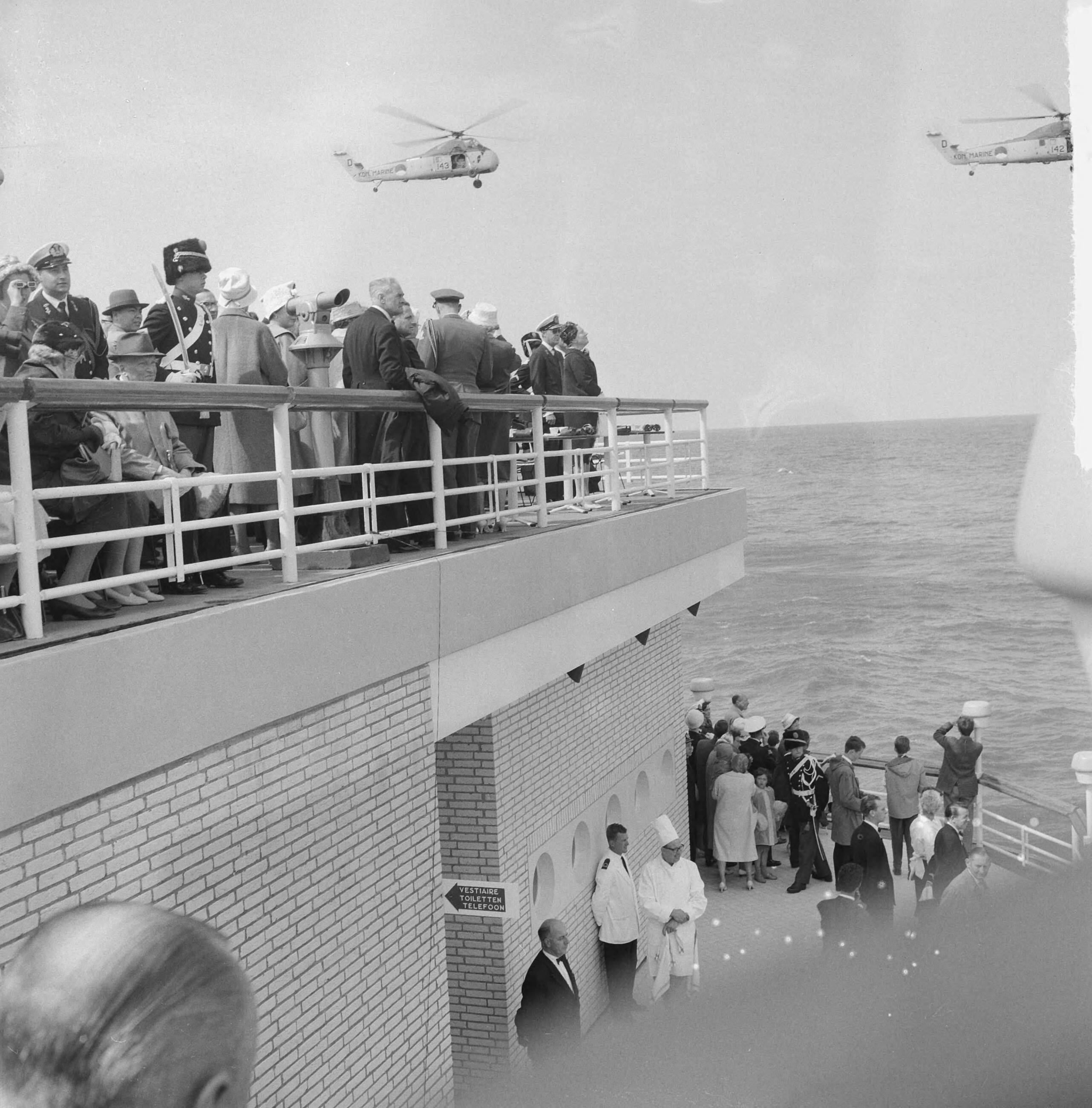 Fotocollectie Anefo — Vlootschouw Scheveningen. Koninklijk paar op de Pier — Foto: Lindeboom, Henk / Anefo. Licentie: Set B: Rechtenvrij / Publiek Domein. Bron: Nationaal Archief. http://hdl.handle.net/10648/a9dbc318-d0b4-102d-bcf8-003048976d84