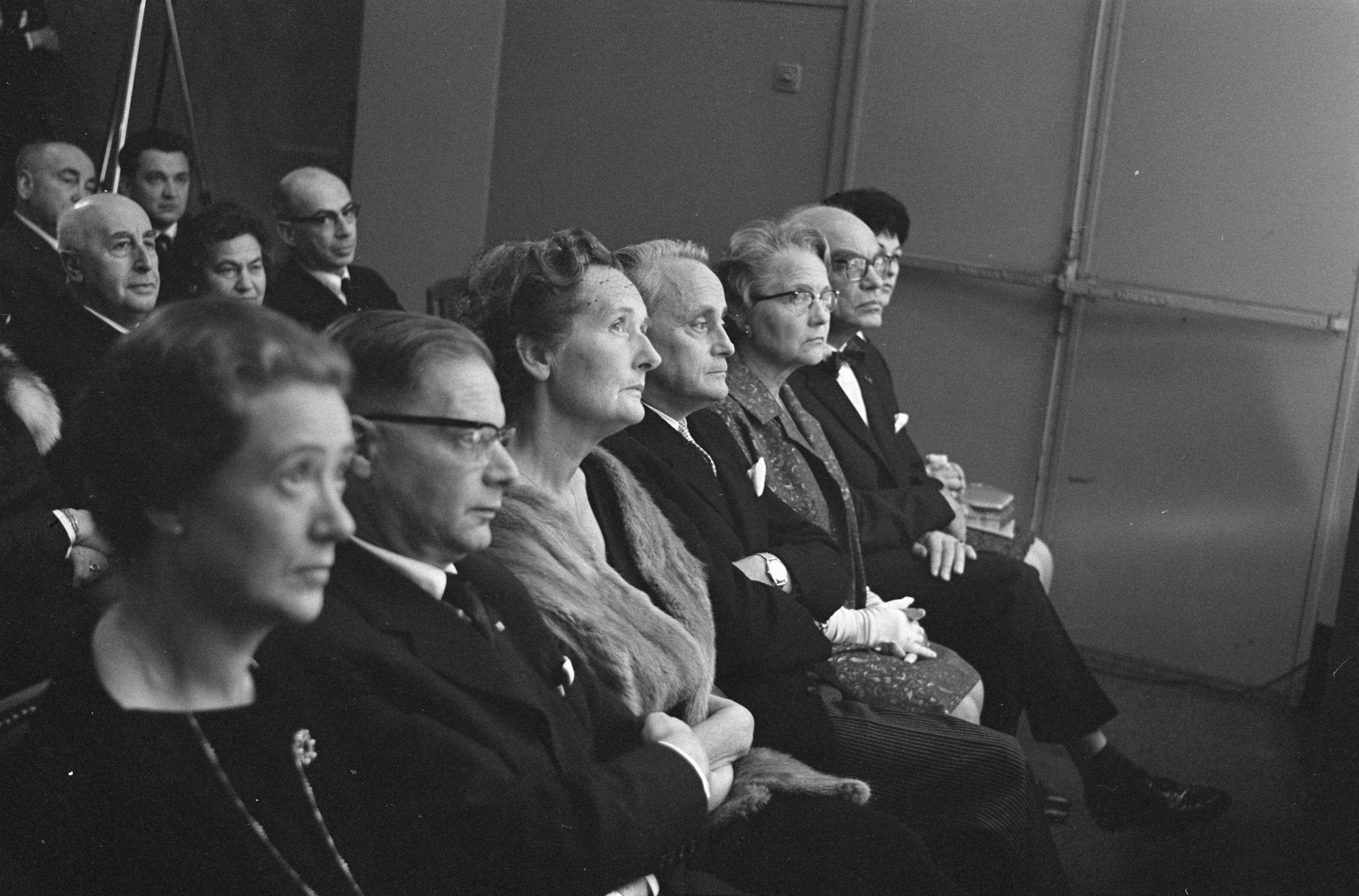 Fotocollectie Anefo — Opening World Press Photo 1961. Op de eerste rij Commissaris der Koningin in Zuid-Holland mr. J. Klaasesz die de opening zou verrichten — Foto: Pot, Harry / Anefo. Licentie: Set B: Rechtenvrij / Publiek Domein. Bron: Nationaal Archief. http://hdl.handle.net/10648/a9e4ec2c-d0b4-102d-bcf8-003048976d84